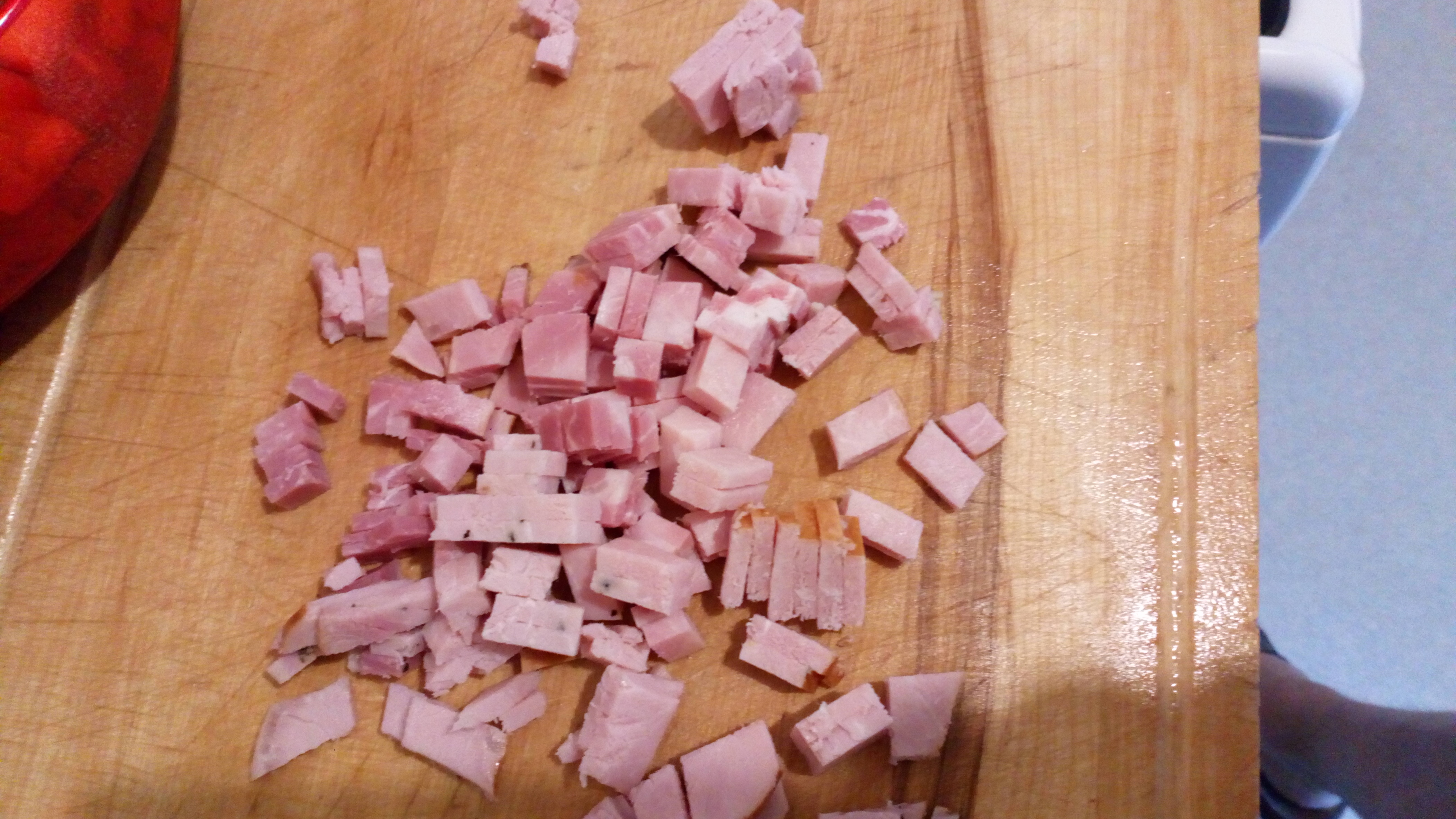 couper le rôti de porc en dés. cut the pork roast in cubes