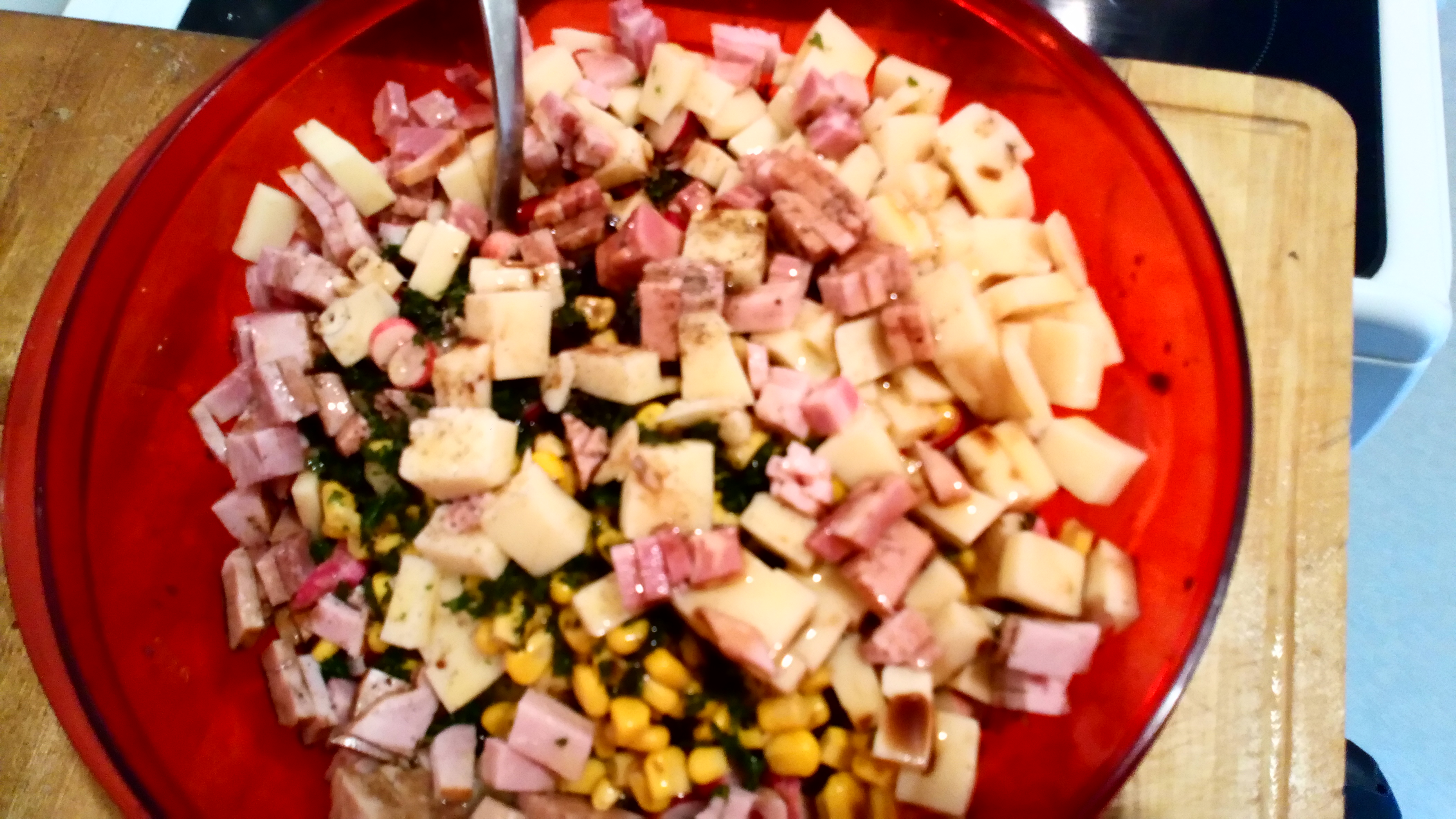 Couper l'emmental en dés, et ajouter aux autres ingrédients