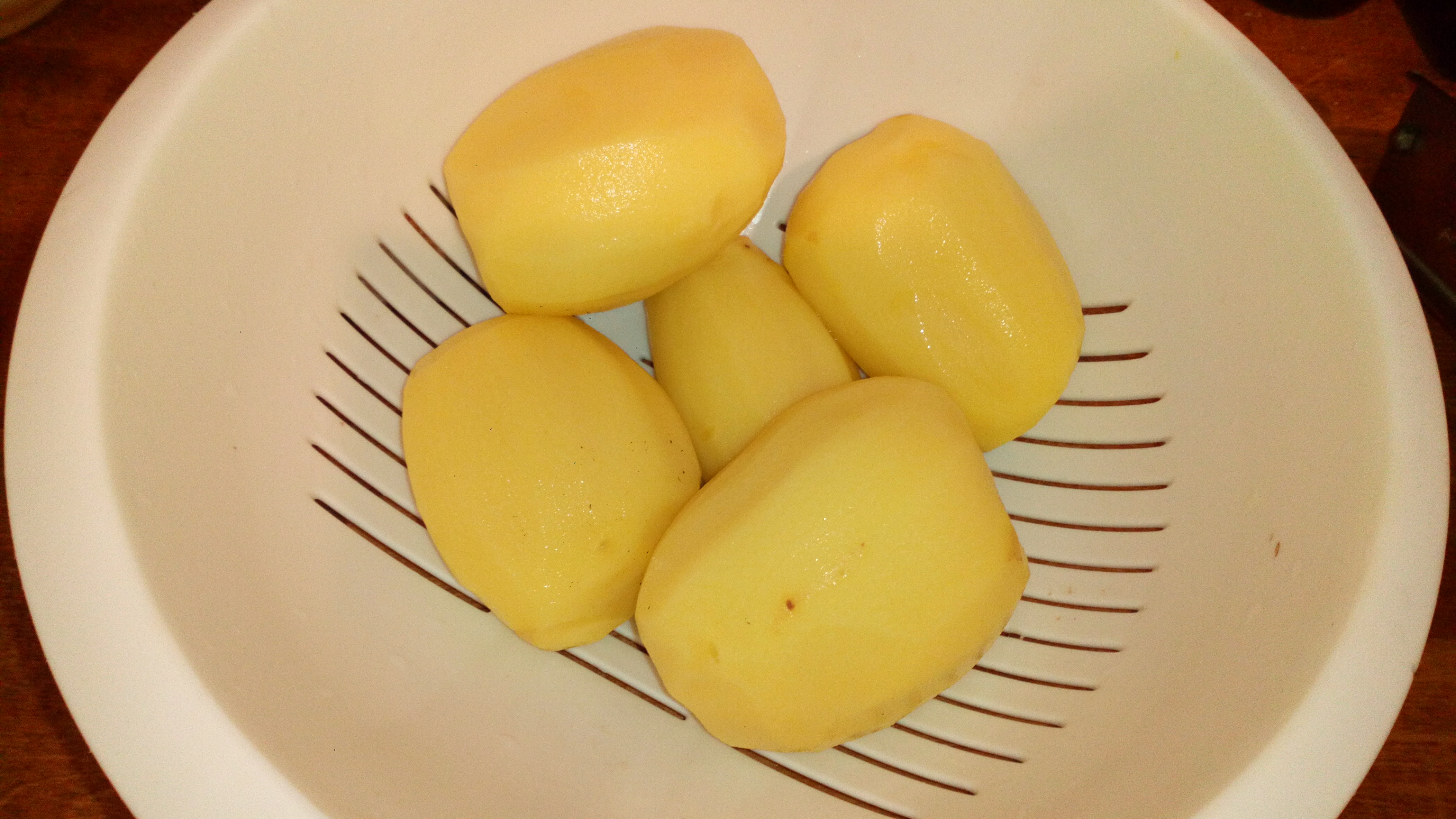 Laver et éplucher 5 pommes de terre, les rincer après. Wash and peel 5 potatoes and rinse them after.