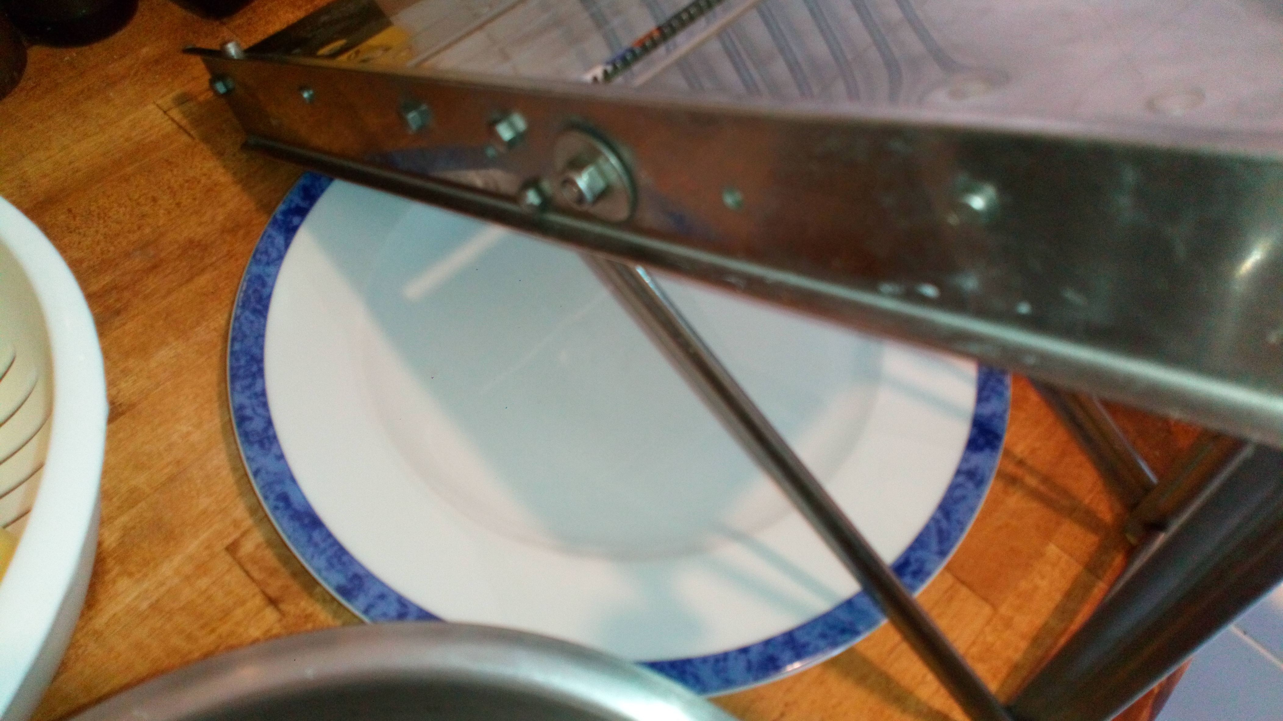 Préparer la mandoline avec une assiette dessous. Prepare mandolin to grate the potatoes.