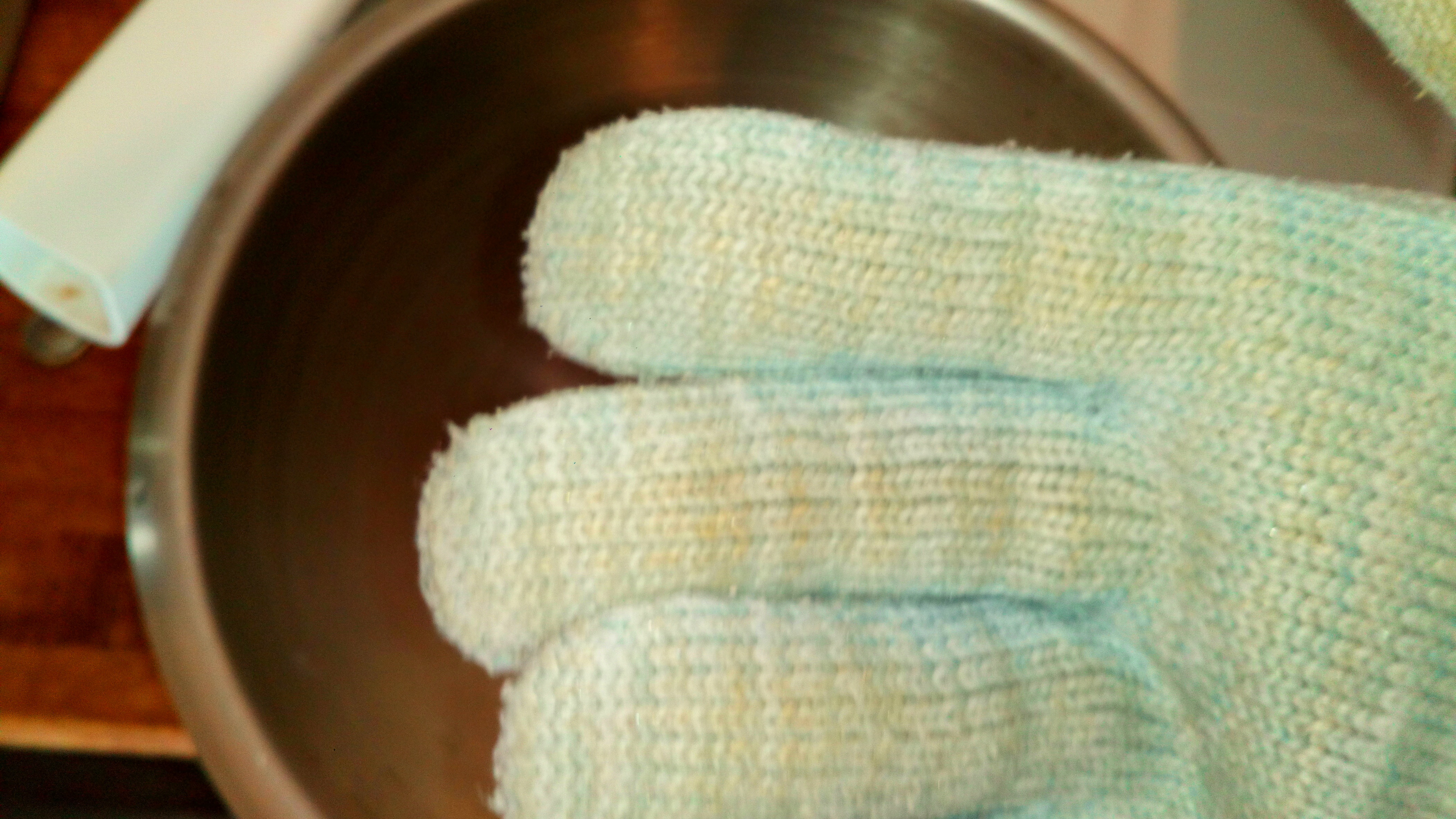 Si possible, mettez un gant de protection. If possiblewear a safe glove.