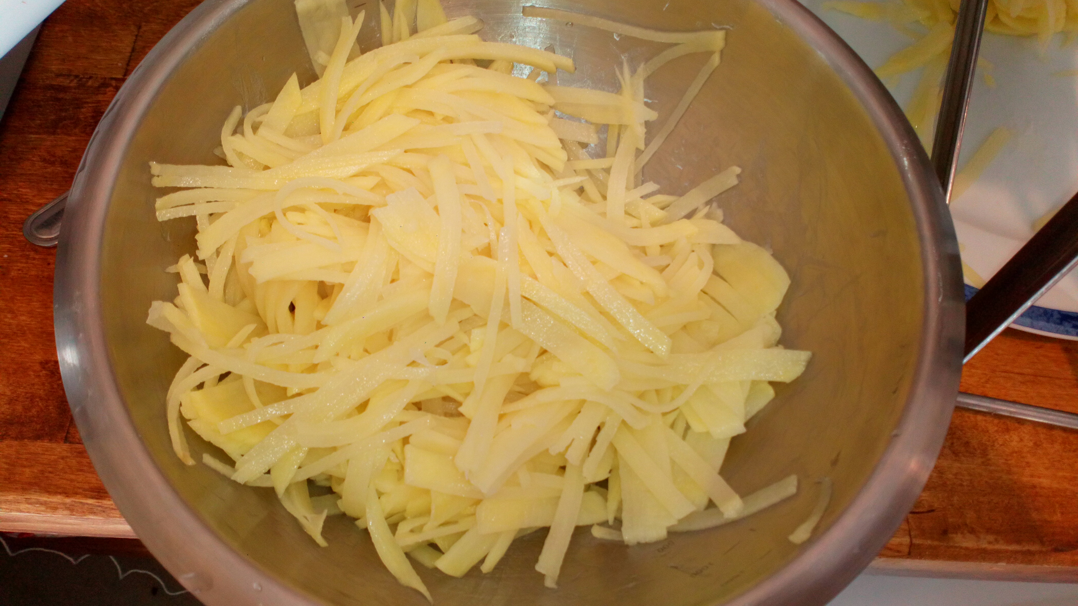 Râper les pommes de terre pas trop finement et ne pas les rincer. Grate potatoes not too thinly but no rinse them