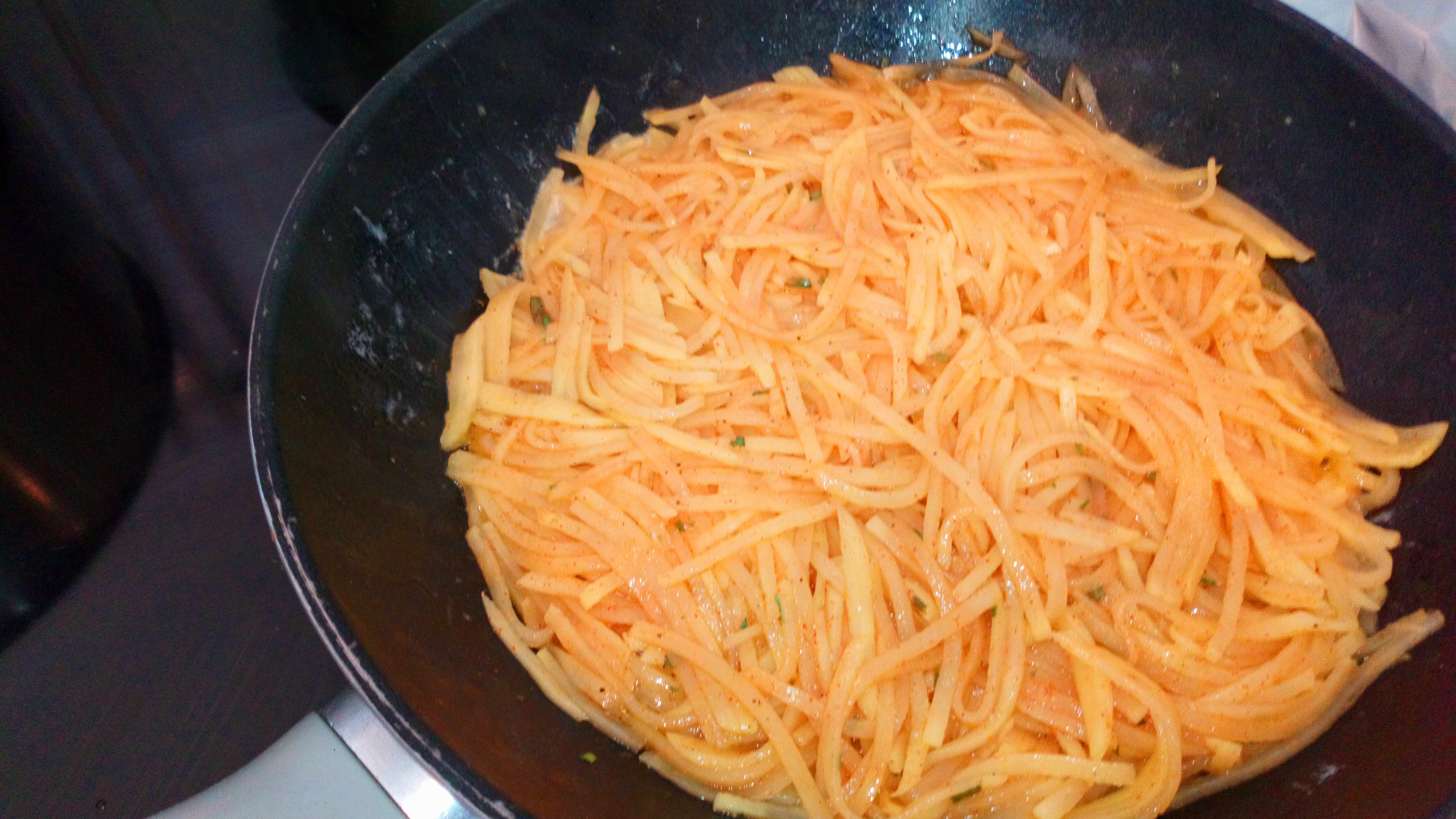 Mettre de la préparation sur toute la surface sur une épaisseur de 1 cm, et bien tasser avec le dos d'une cuillère en bois. Laisser cuire 4 min en réduisant un petit peu la puissance. Put some grate potatoes all over surface on 1 cm heigh, and well press with back of wood spoon