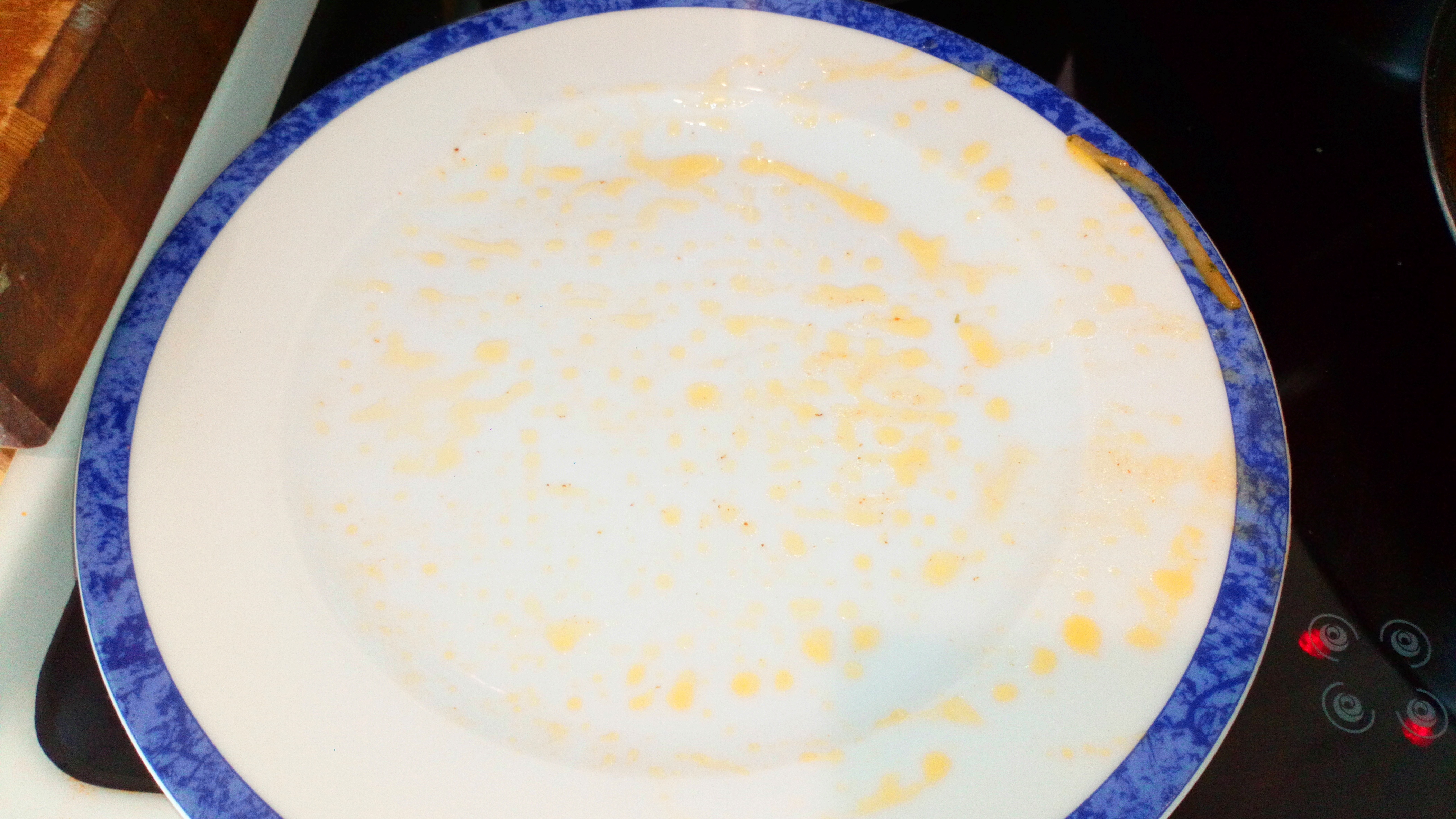 Tourner la galette avec l'aide d'une assiette en la faisant glisser dessus et en la retournant d'un coup sec dans la poêle. Turn the pancake by means of a plate by making her slide above and by turning her sharply to the frying pan.