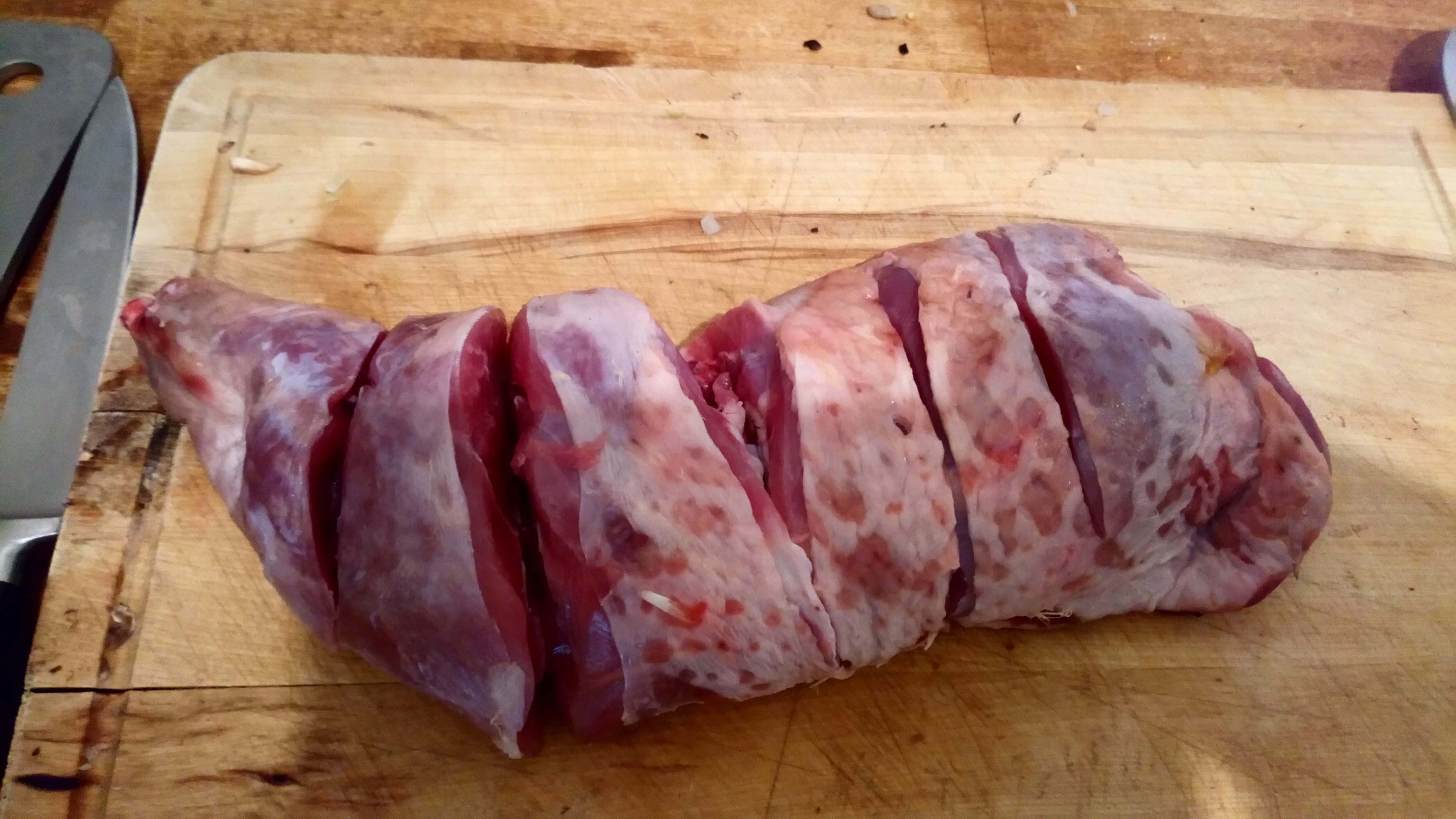 Entailler la cuisse jusqu'à l'os, pour délimiter les tranches. Cut lhe flesh until bone to define slices