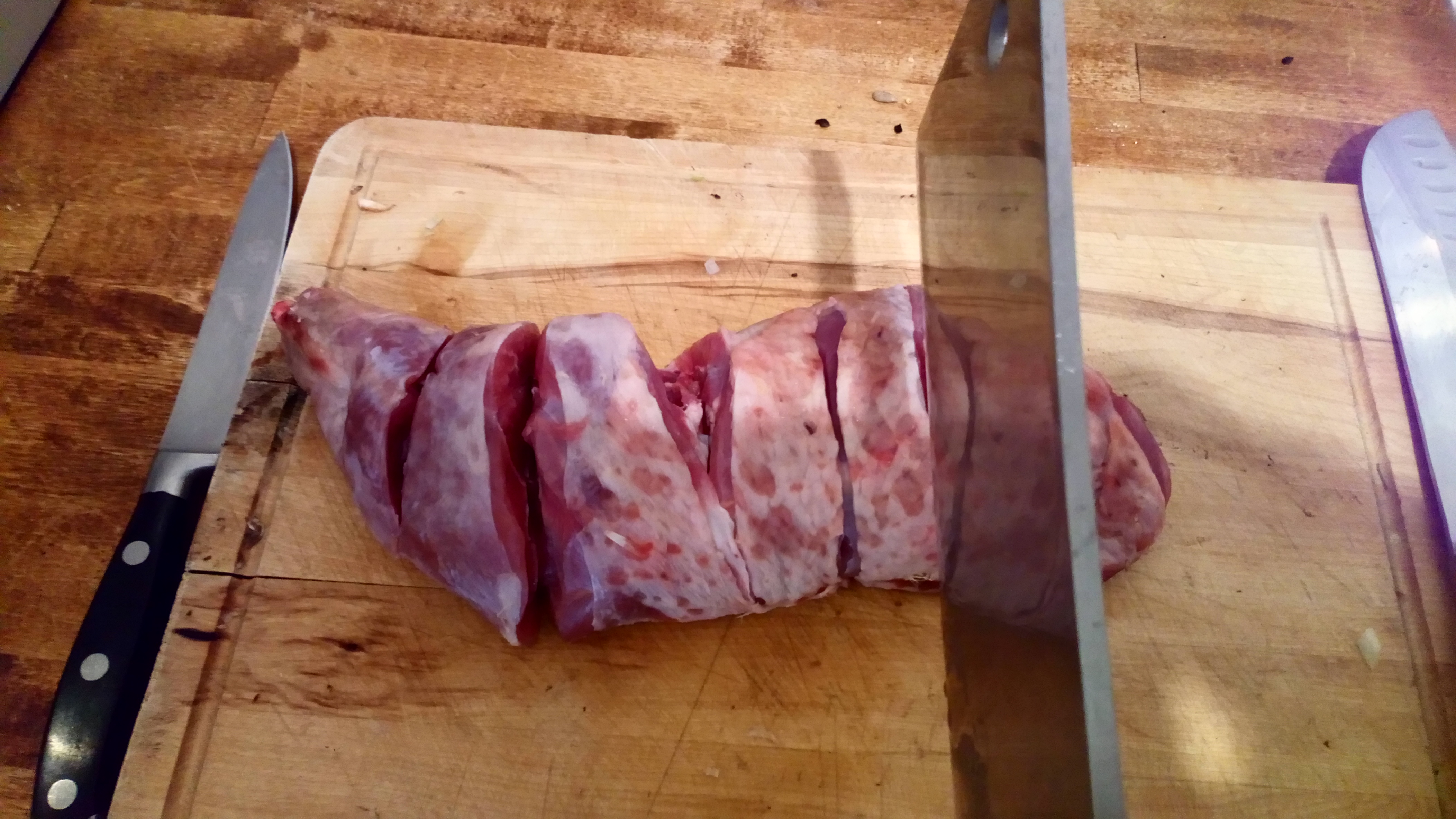 Couper l'os avec une feuille. Cut the bone with a big knife