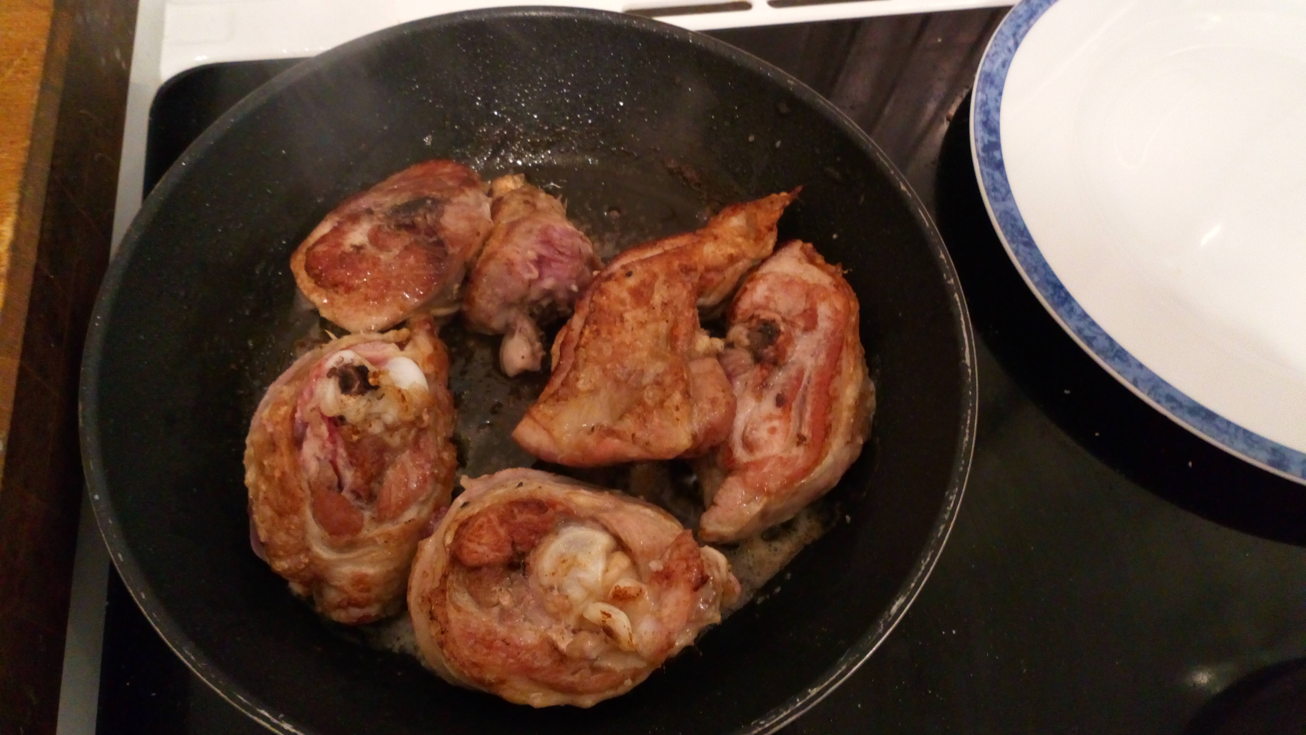 Faire dorer de chaque côté les morceaux de dinde et saler poivrer de chaque côté, saler poivrer et les retirer de la sauteuse. Gild the turkey slices with butter and take off them on plate.