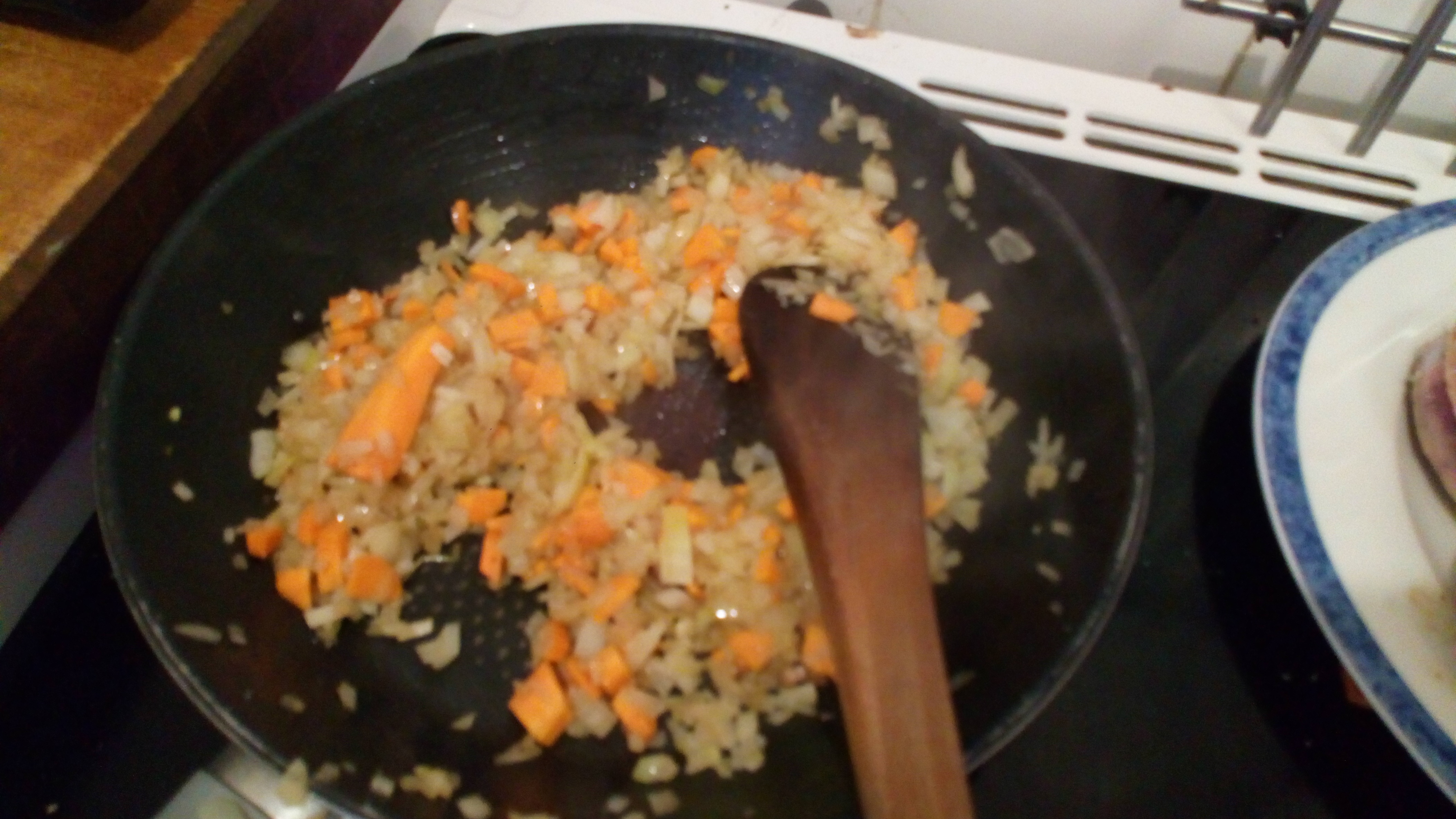 Faire suer la garniture aromatique, carottes et oignons. Sweat the aromatic vegetables,onions and carrots