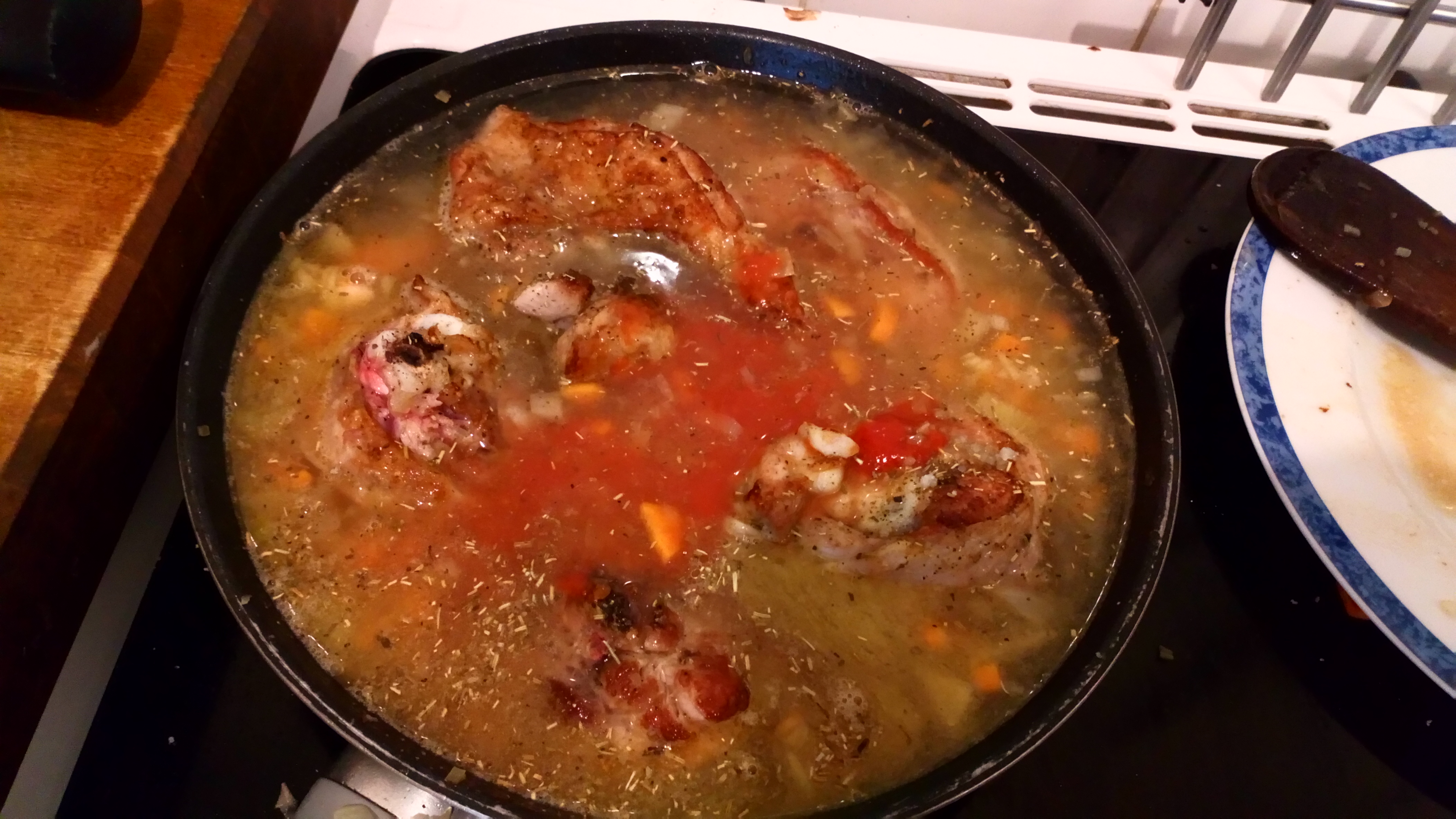 Remettre les morceaux de dinde, mouiller au vin blanc , et eau à hauteur des morceaux, ajouter le concentré de tomates, et une pincée d'herbes de Provence, saler et poivre à nouveau., porter à petite ébullition et cuire pendant 35 min. Put back turkey slices, wet with white wine, add contrate tomato, pinch of Provence herbs, salt an pepper, bring to small boiling and let cook 35 min