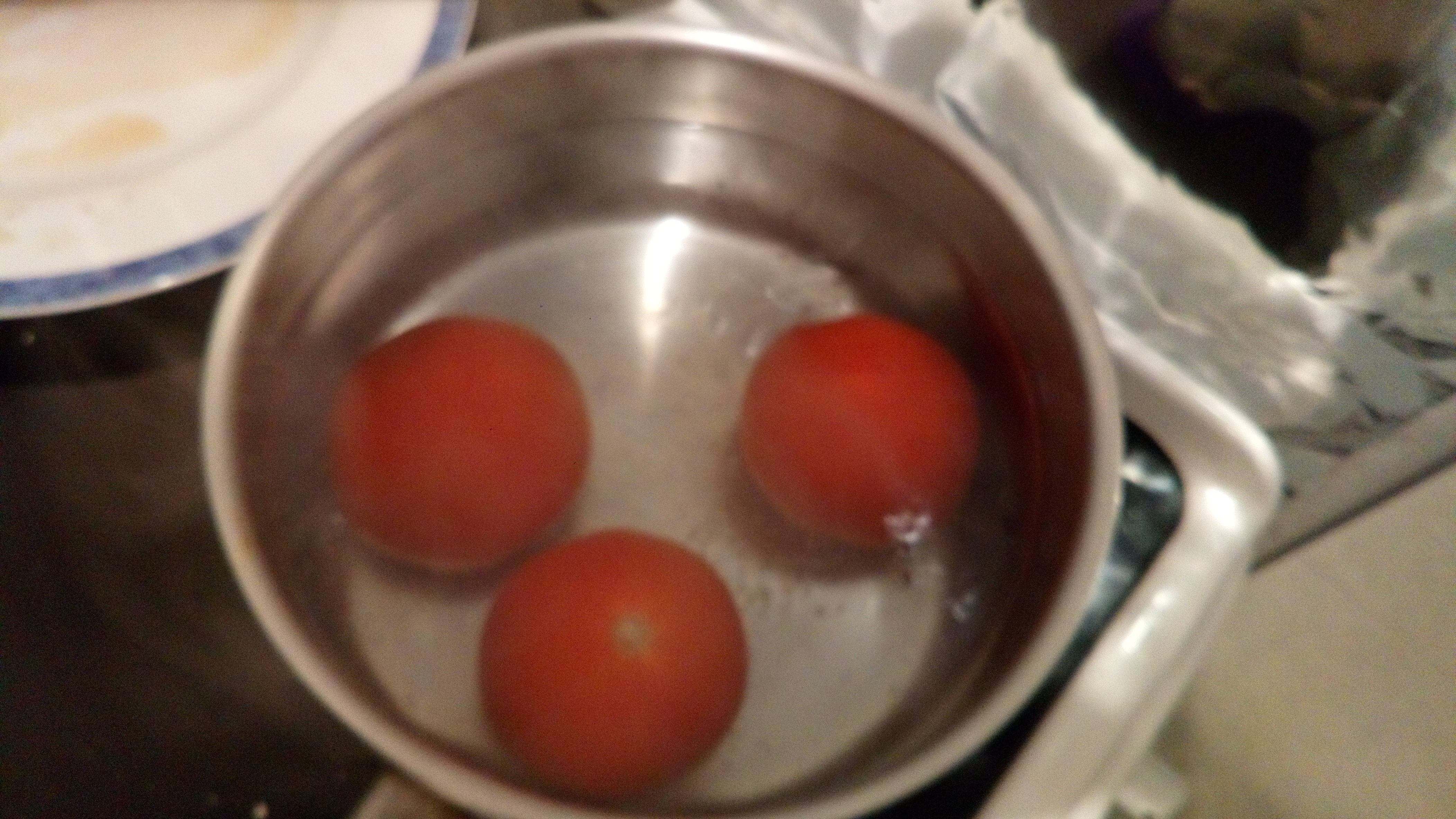 Et les plonger dans de l'eau bouillante pendant 30 secondes. Ensuite dans de l'eau glacée pour les refroidir. Plunge them in boiling water for 30 seconds and then iced water to cool them.