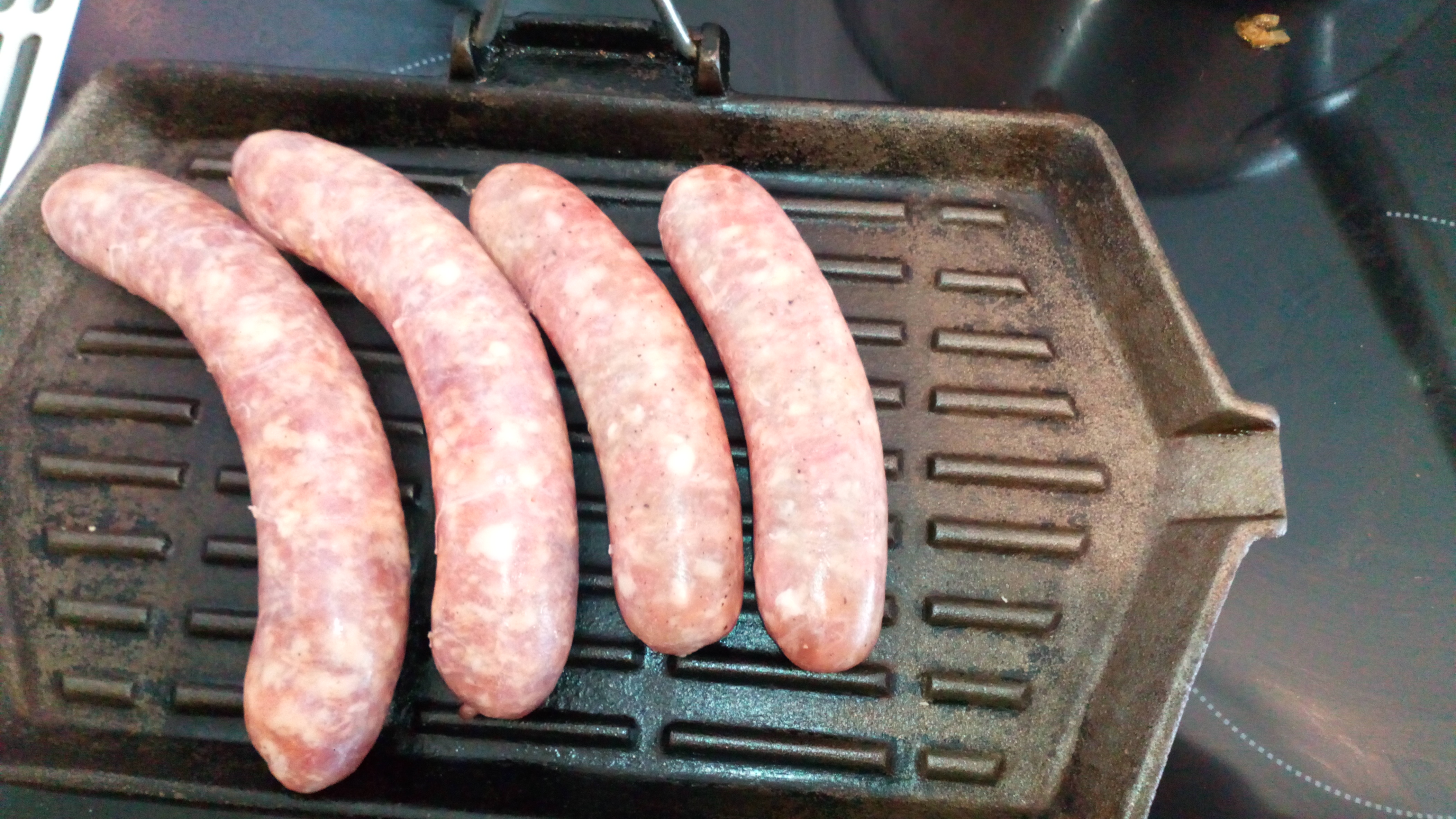 commencer à griller les saucisses. Start to grill sausages.