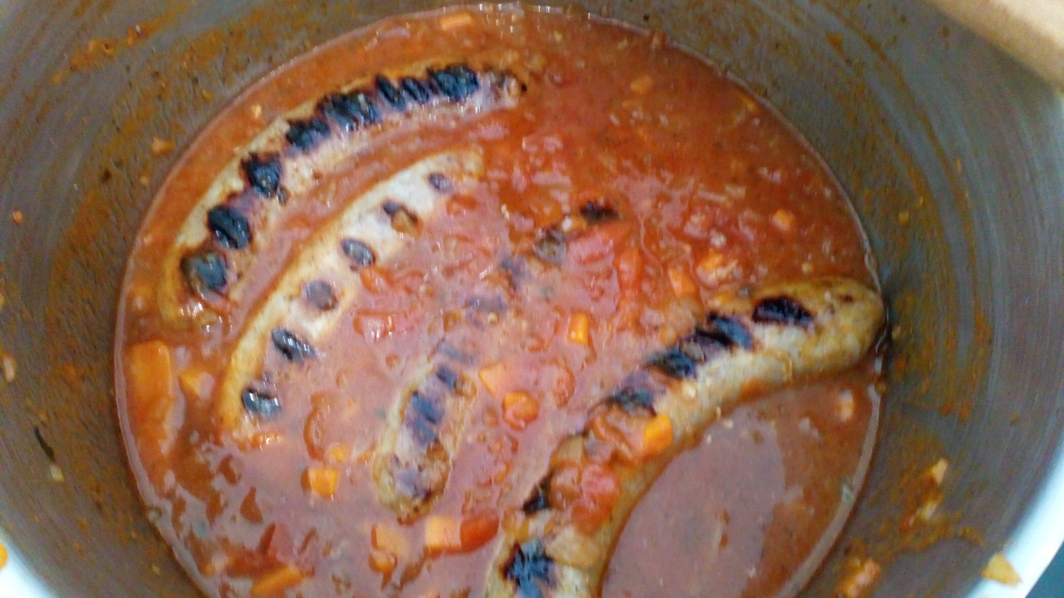 Et ajouter les saucisses , les laisser cuire les saucisses 10 minutes à feu doux. rajouter les morceaux de dinde 5 min. And add sausages , let cook slowly during minutes . put back turkey during 5 minutes