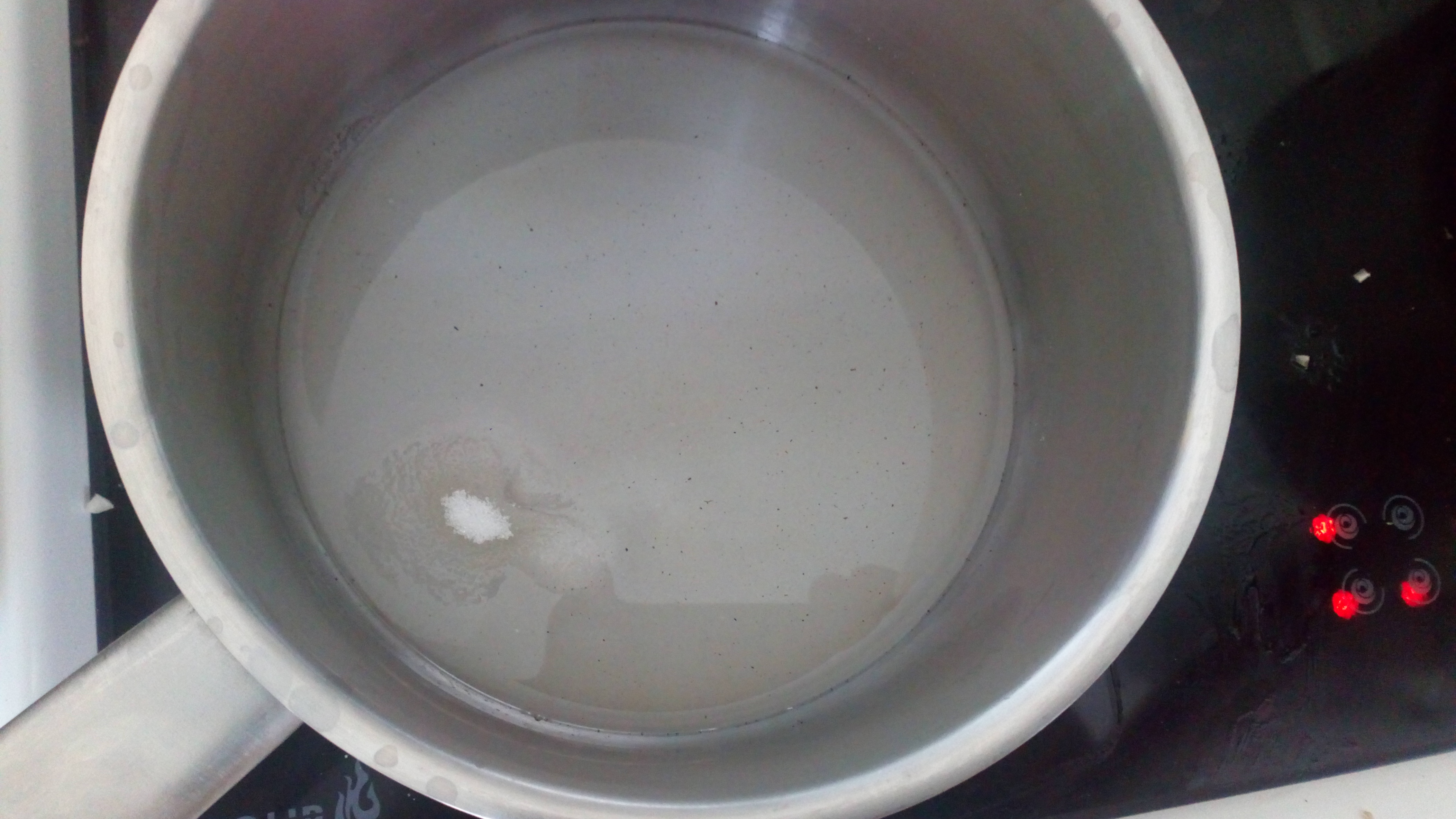 Commencer le caramel, avec 100 gr de sucre en poudre et un filet d'eau. puissance 3/4. Start caramel with 3 Oz white sugar and a bit of tape water, 3/4 burner