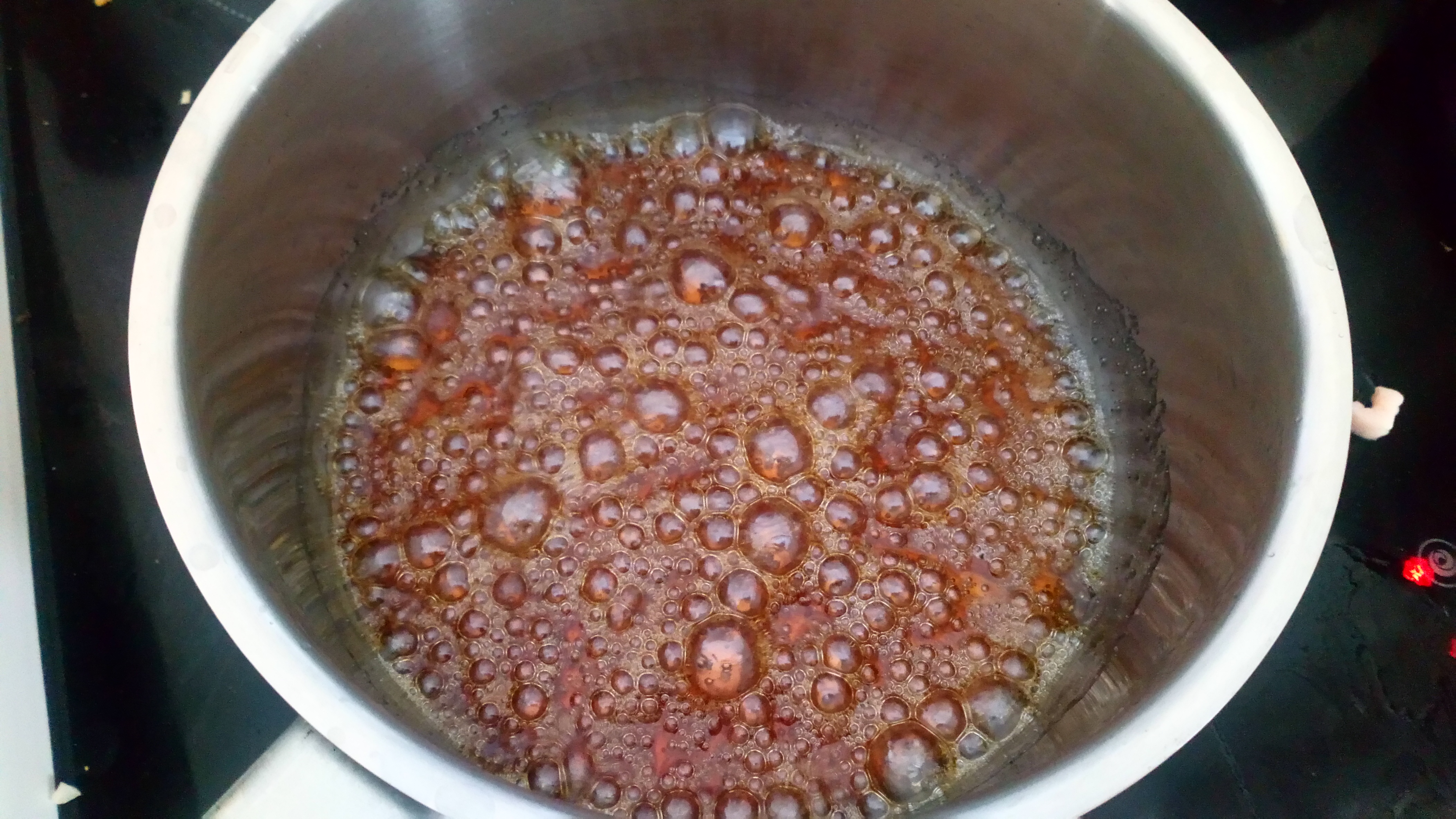 Dès que la couleur arrive à ce stade, arrêter la cuisson avec 1/2 l d'eau en dehors du feu, faire attention de ne pas se brûler. When you see this colour, stop cooking with 1/2 liter out burner . DOn't burn yourself.