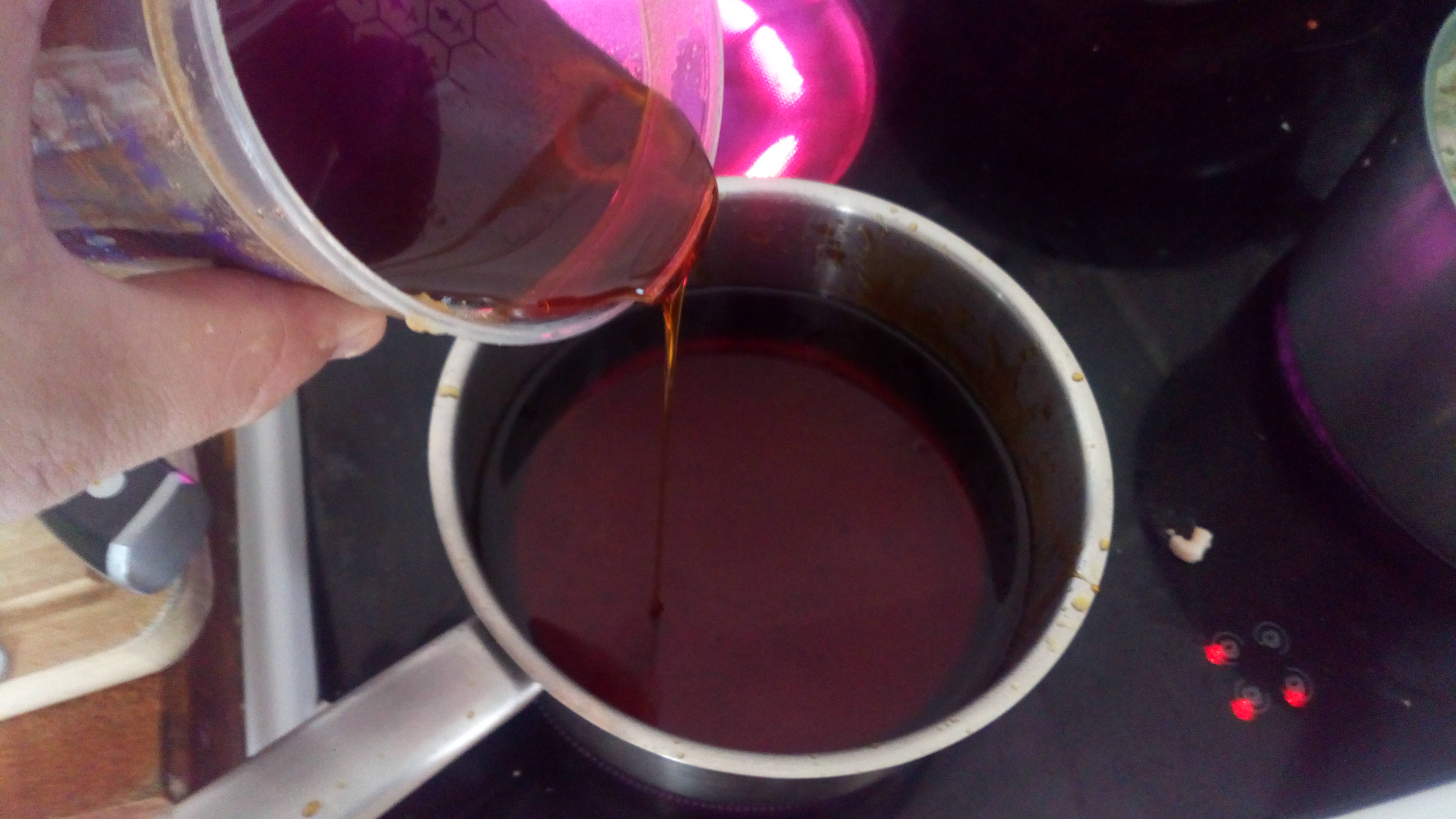 Remettre sur le feu ,et ajouter 100 gr de miel liquide,. Put back on burner and add liquid honey .