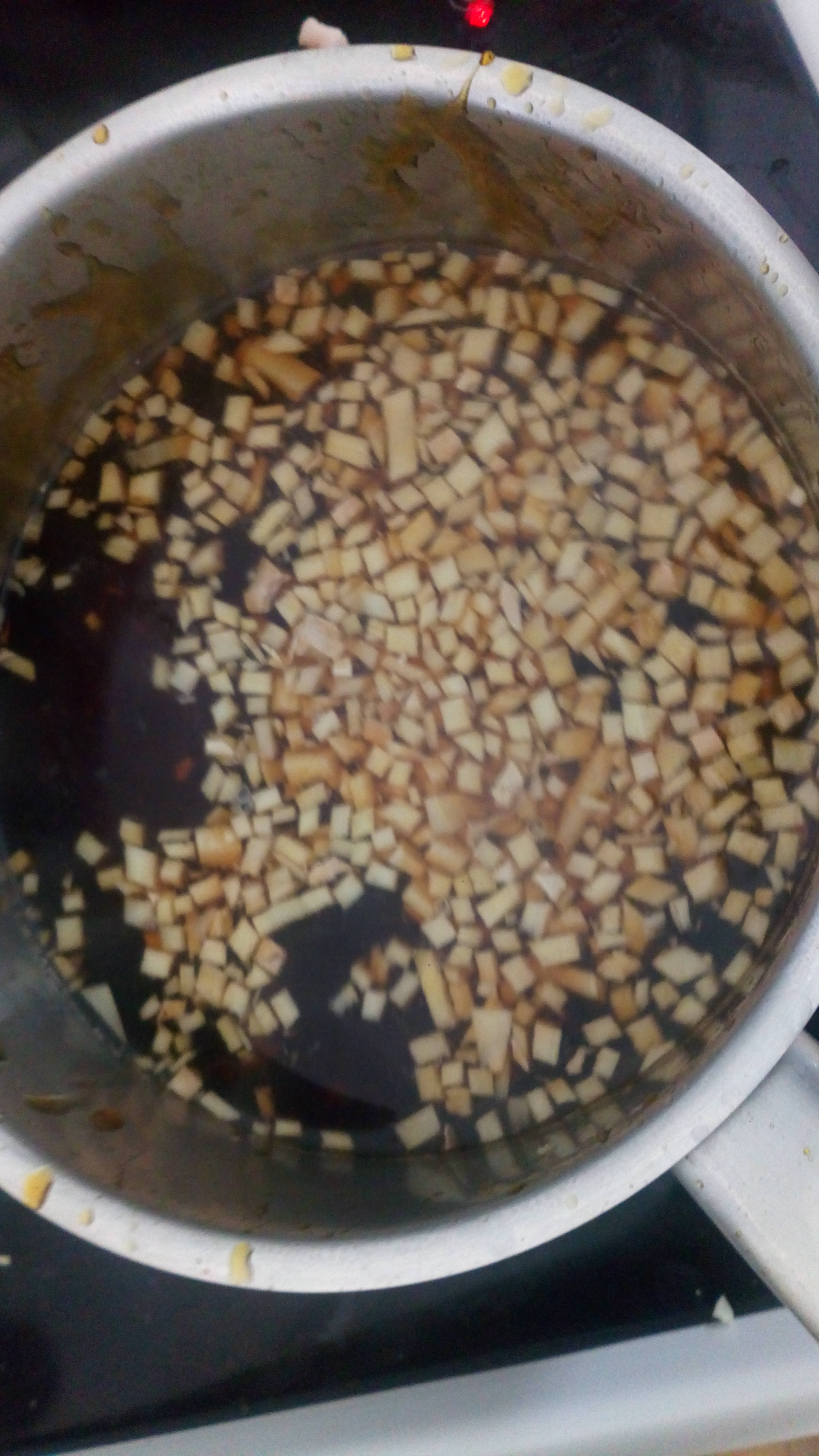 ajouter le gingembre et porter à petite ébullition pendant 30 min. Add small cubes of ginger, and bring to small boiling for 30 minutes.