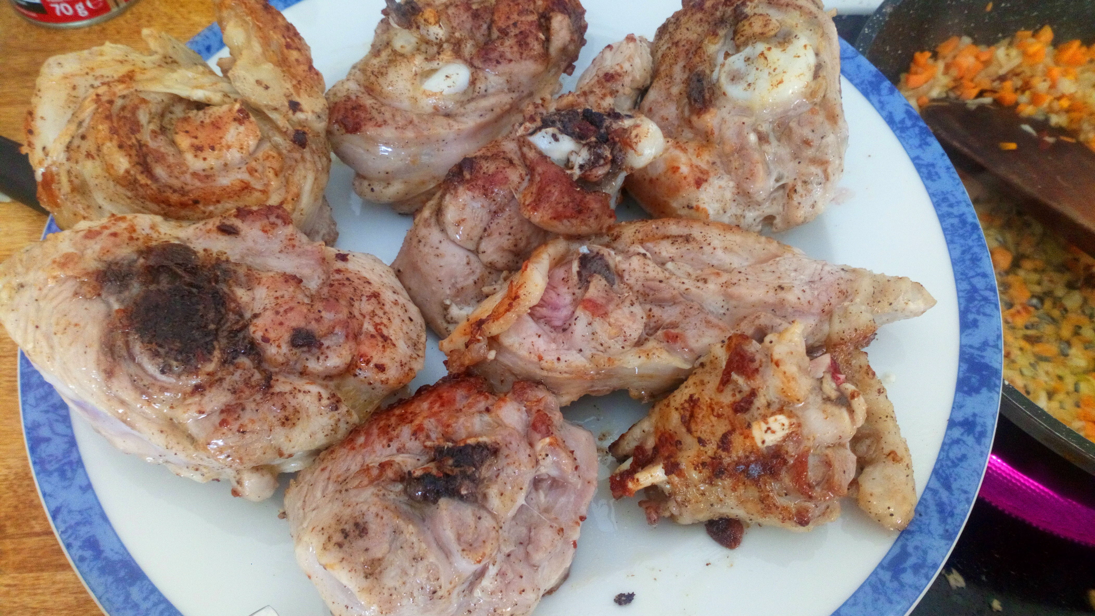 Faire rissoler les morceaux de dinde dans une sauteuse. Les retirer. Fry each side of turkey leg pieces, and take off them.