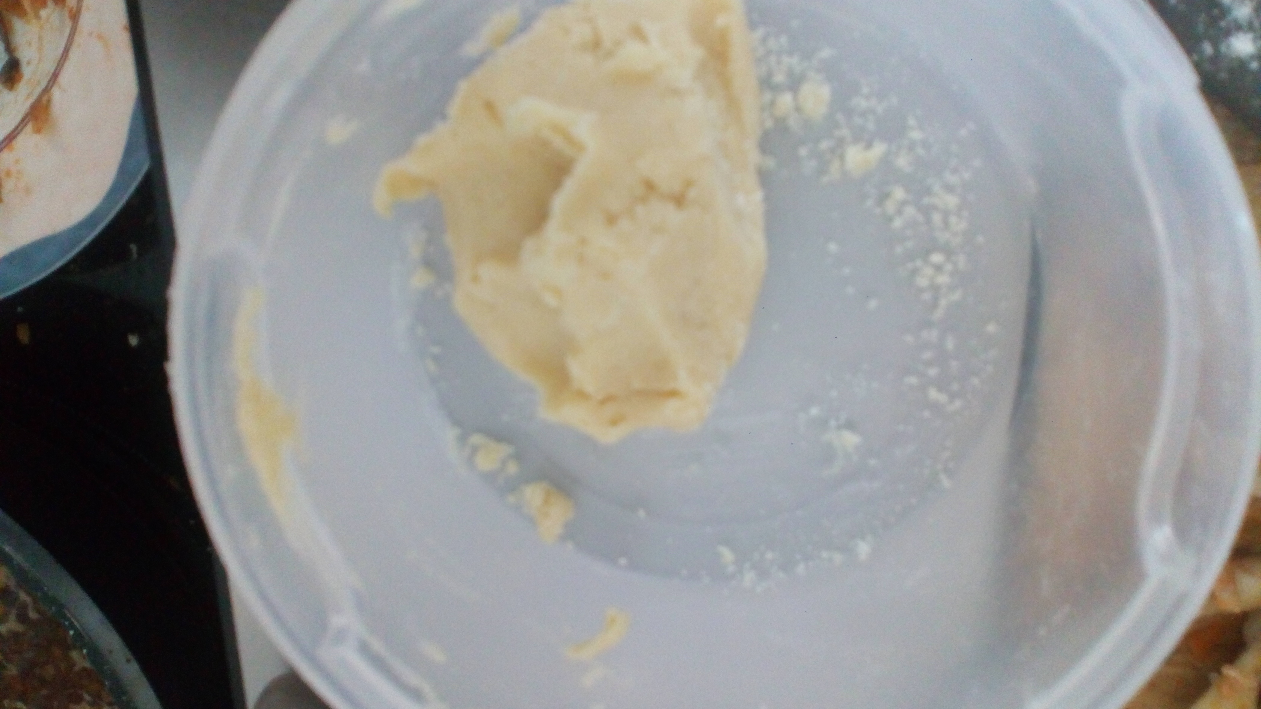 Faire le beurre manié , en mélangeant à la main le beurre et la farine. Stir flour and butter with hand