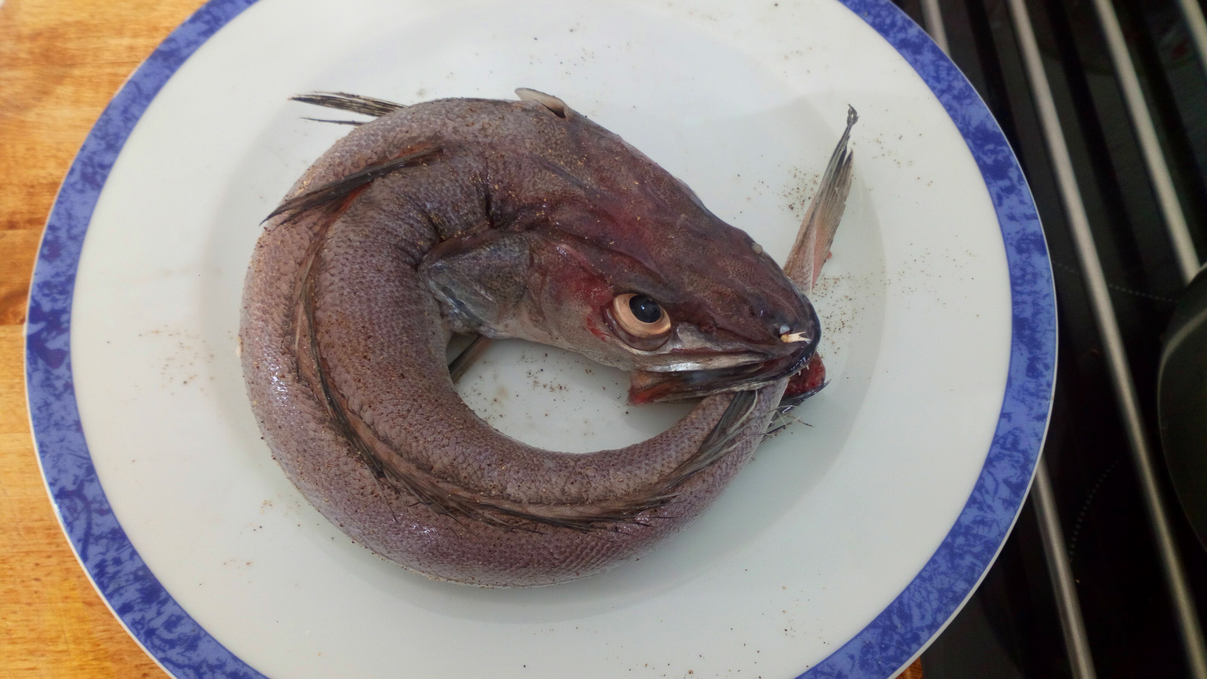 Préparer le merlan en enlevant les dernières viscères s'il en reste et les ouïes, essuyer et saler poivrer , lui faire mordre la queue et la maintenir avec un cure-dent. Prepare the whiting, remove gills, and last viscera there remains, and wipe it Salt and pepper. Make it bite the tail and it maintain with a toothpick