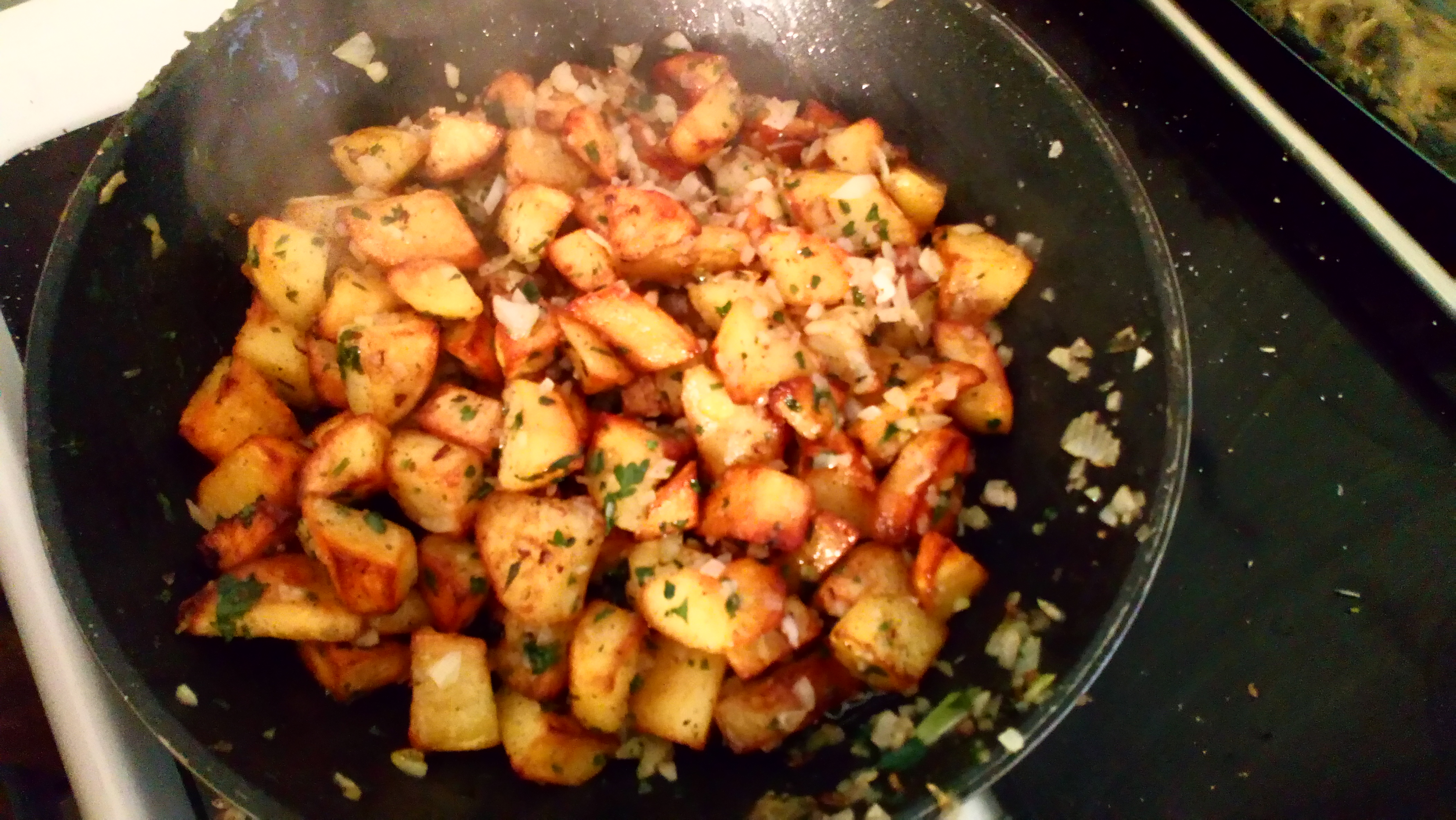 Faire chauffer l'huile avec le beurre dans une large poêle anti-adhésive, et faire rissoler à 3/4 puissance du feu, remuer régulièrement. Heat oil with butter with oil in large frying pan , and fy them on 3/4 power during 15 minutes, stir often. Salt and peper
