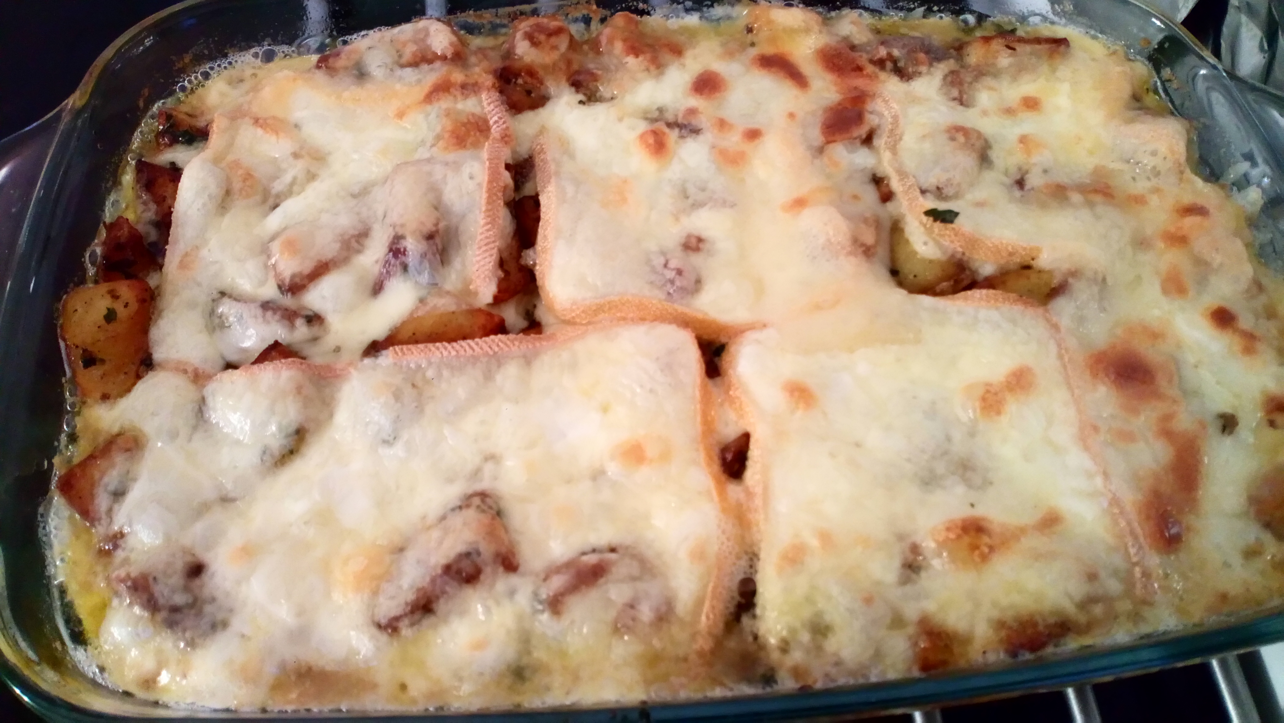 Couvrir du reste du fromage et mettre au four pendant 20 min à 180 ° et régalez-vous Cover with slices of cheese and 5 cl cream , and bake in the oven for 20 min at 356 ° F. enjoy tasting