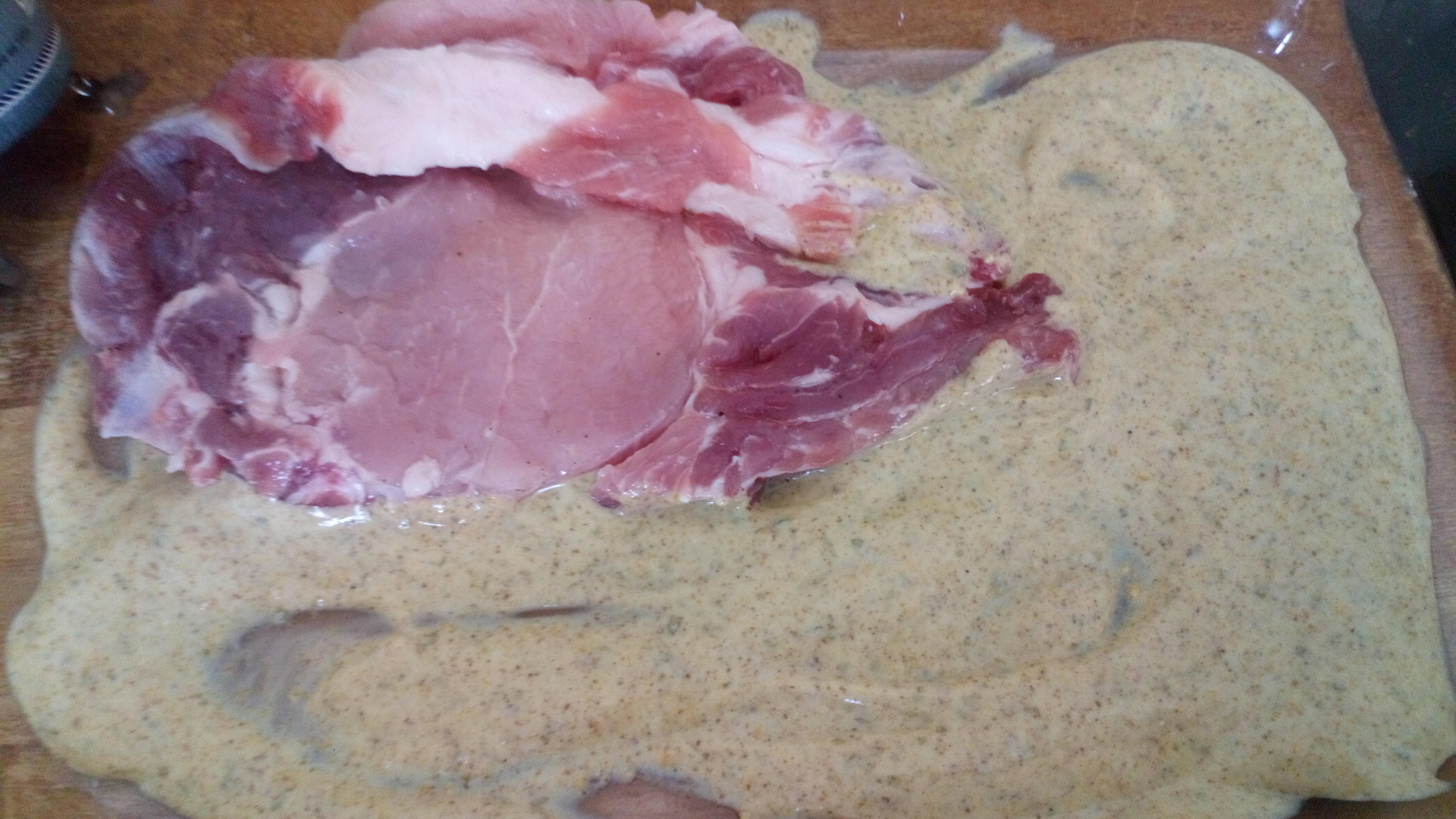 Dans un plat, mettre de la marinade au fond et couvrir d'échines, remettre de la marinade et refaire un 2ème étage. On the deep of oven dish, spread marinade and cover with backbone. spread again marinade. and cover of backbone