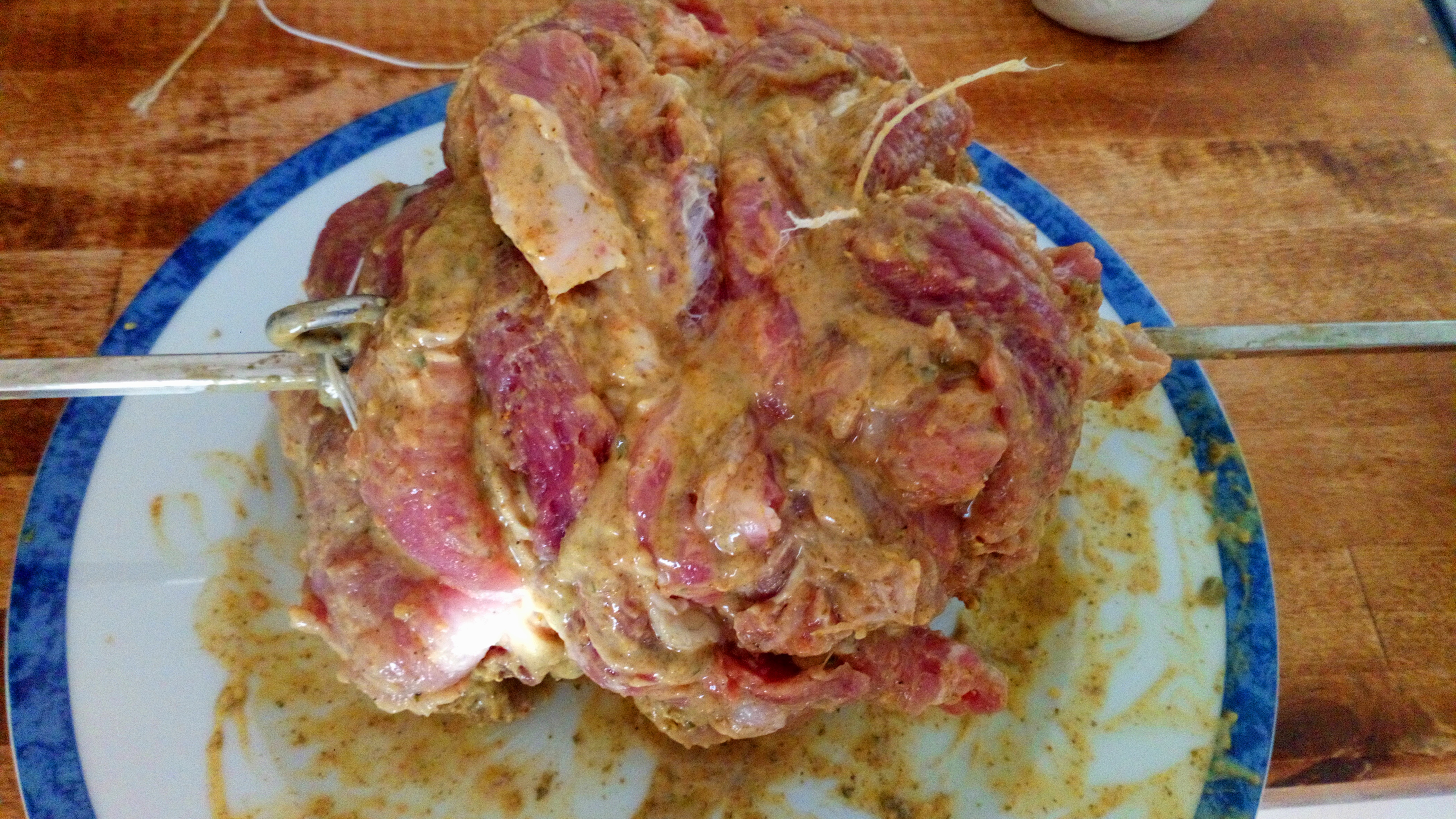 Ficeler légèrement autour sans serrer fortement. Mettre la broche à cuire 1 h15. Tie up around without squeezing to strongly. Bake the brooch for 1 hour and 1/4