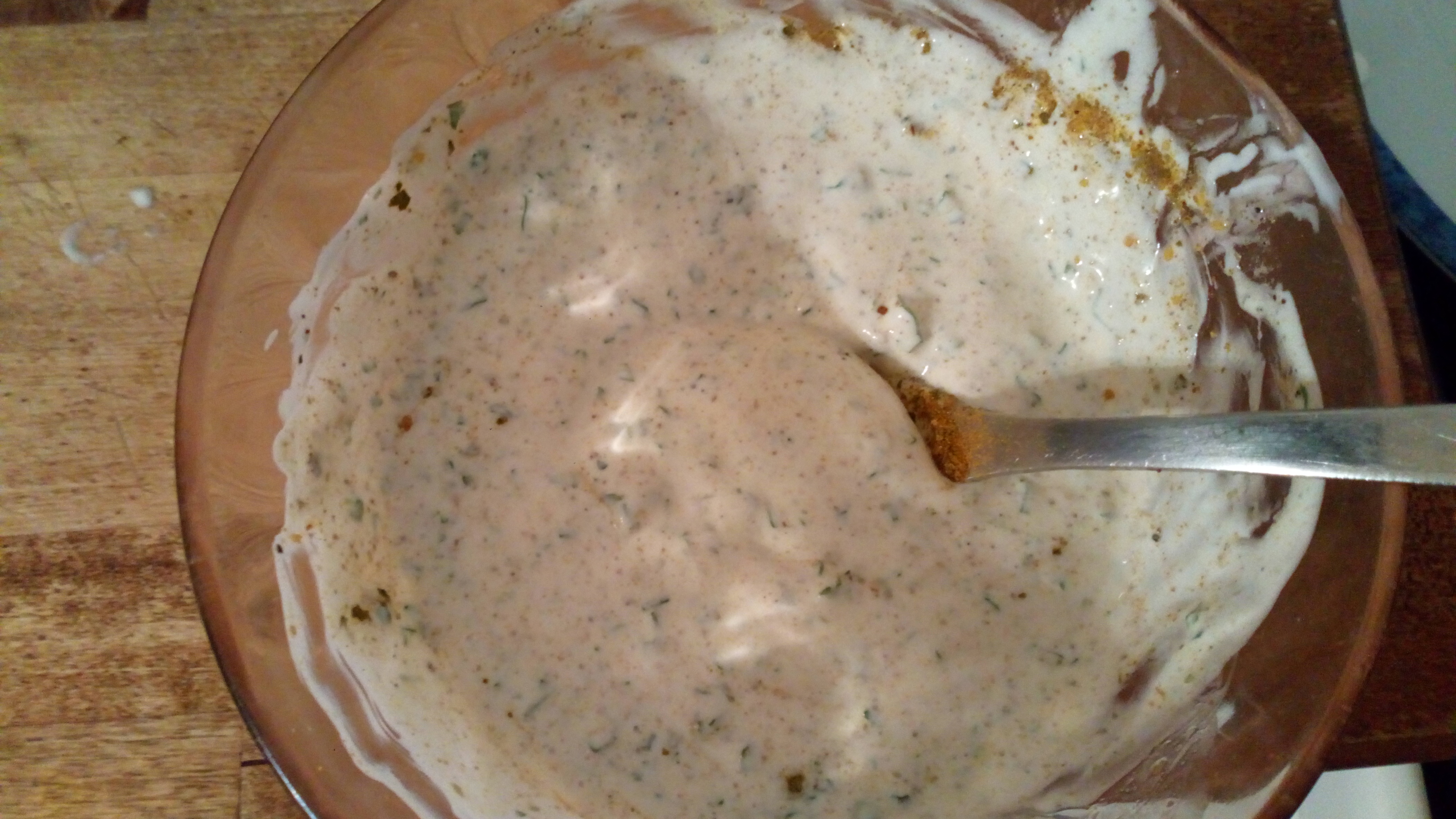 Pendant ce temps, préparer la sauce blanche, avec un yaourt à la grecque, un petit de mélange épices kebab, et du jus de citron, sel , poivre, persil haché, et un petit de menthe. During cooking, prepare qhite sauce, with 2 greek yoghurt, a coffee spoon of spices, lemon juice, minced parsley, and a bit minced mint. salt and pepper.