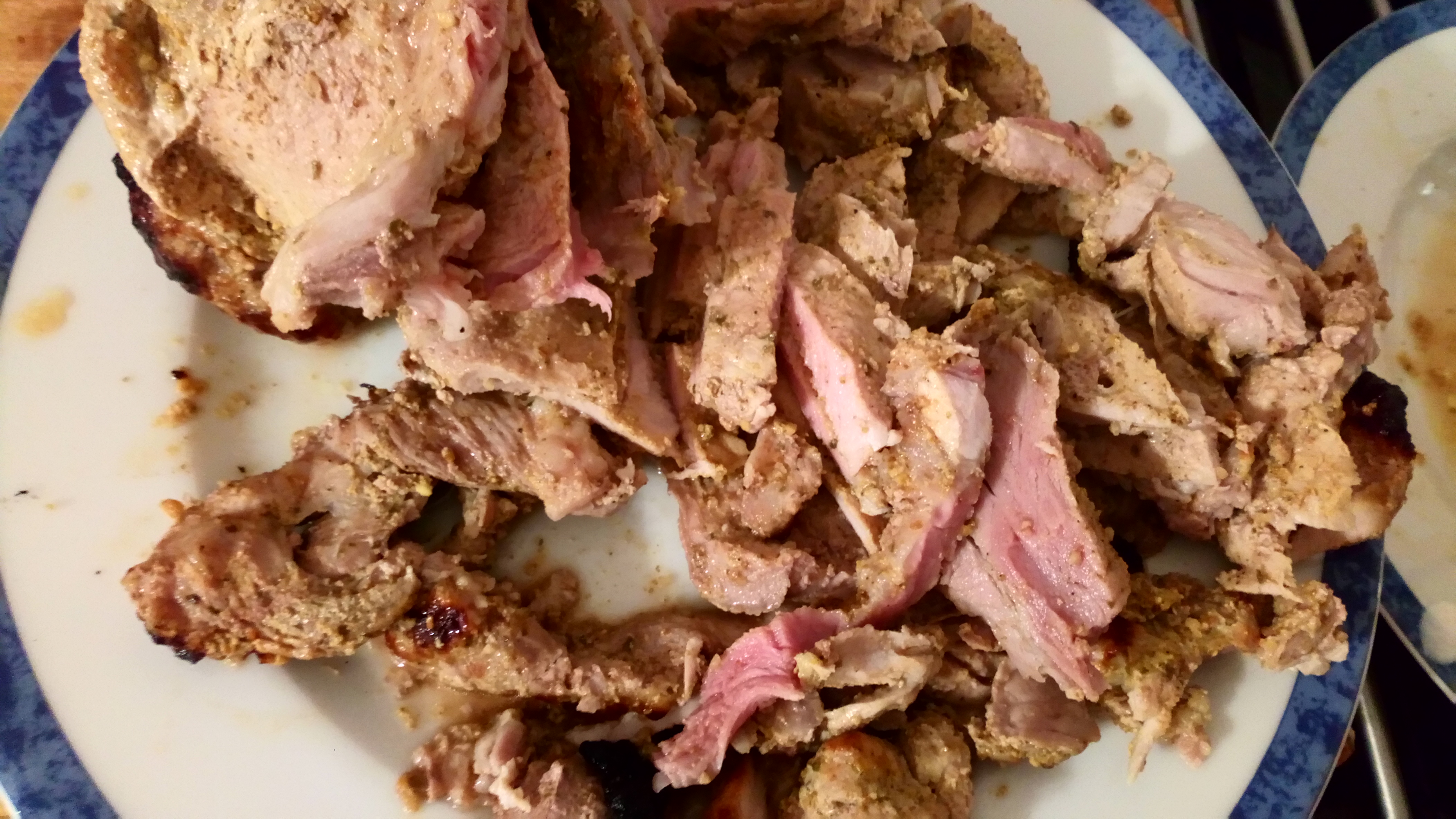 Mettre la broche à la verticale au-dessus d'une planche, et pousser le bloc pour que le second crochet se détache, et couper la viande comme les kebab avec un bon couteau qui coupe, . . Turn brocchj on vertical on cutting board, and puch the meat to remove the second hook and cut the meat like keba,b, and