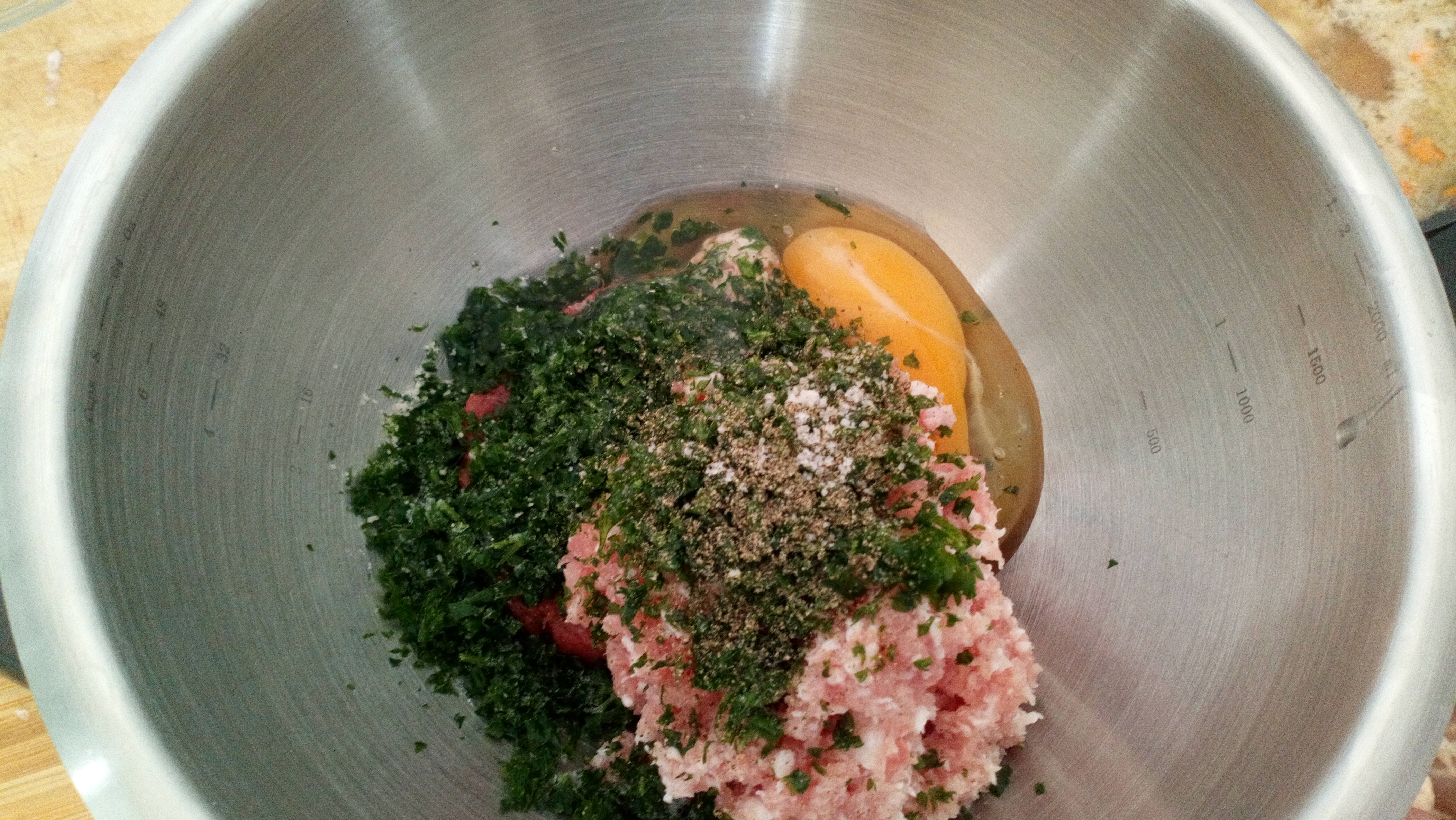 Dans un cul de poule inox (ou saladier) , mettre un steak haché de 150 gr, un oeuf, 200 gr de lardons fumés , un peu de persil haché , sel et poivre . In bowl, put one minced steak , 60 Oz mixed smoked