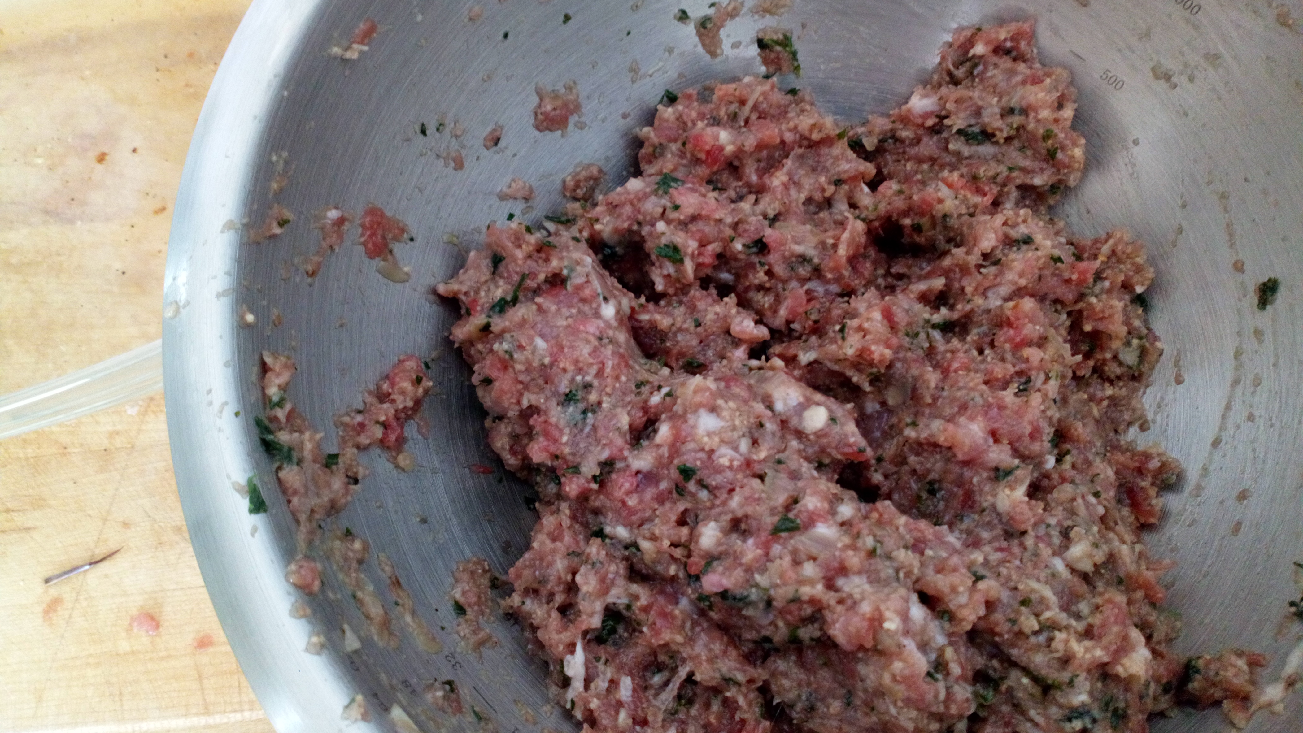 Jouter la duxelle refroidie, et bien malaxer avec les mains munies de gants . Add the duxelle and stir with hands wxith gloves