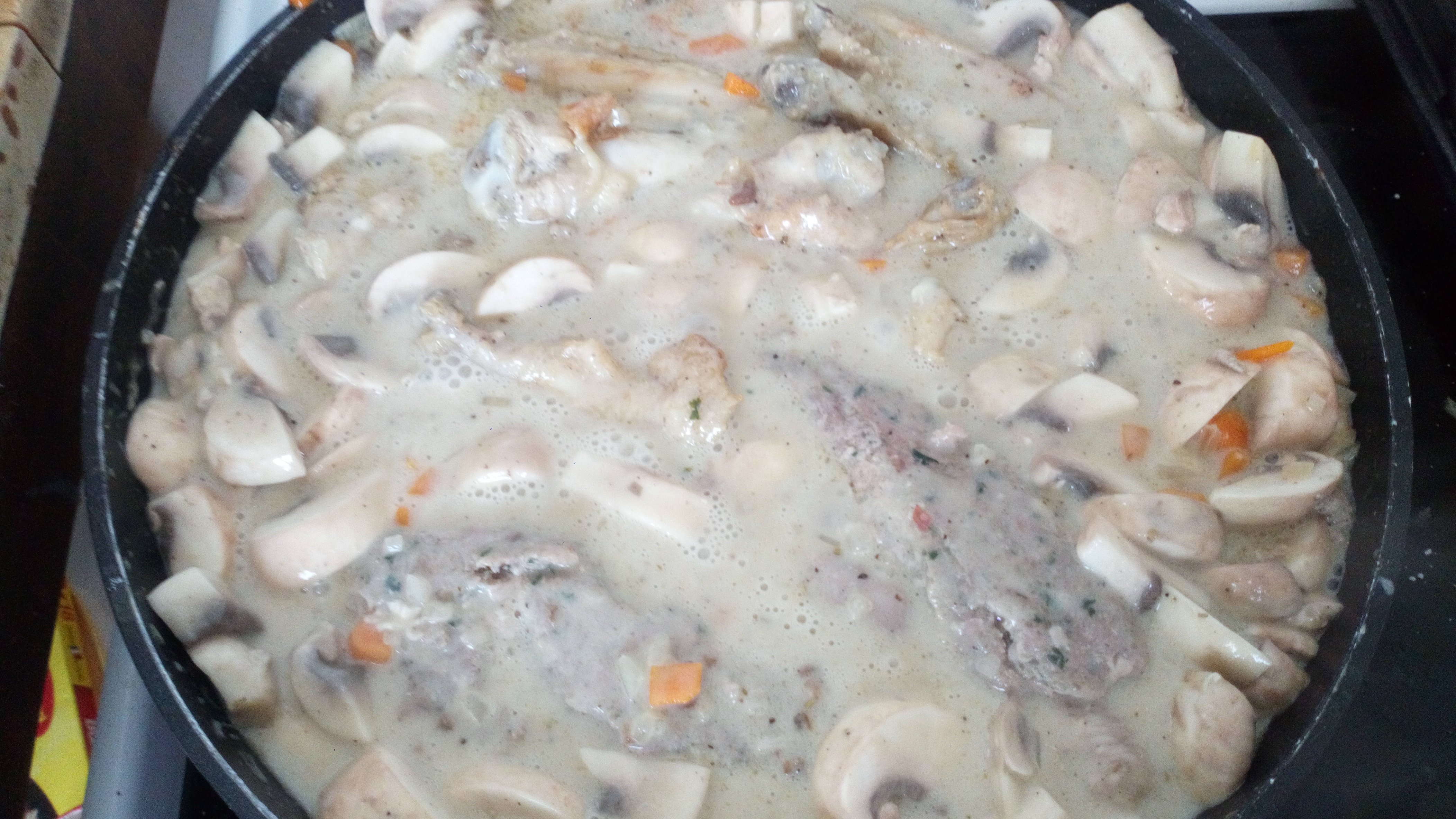 Retirer les cuisses farcies et finir la sauce comme sur la recette du site. replonger les cuisses 5 min. Take off stuffed legs and finish sauce like recipe on my site . Put back legs 5 min in sauce.