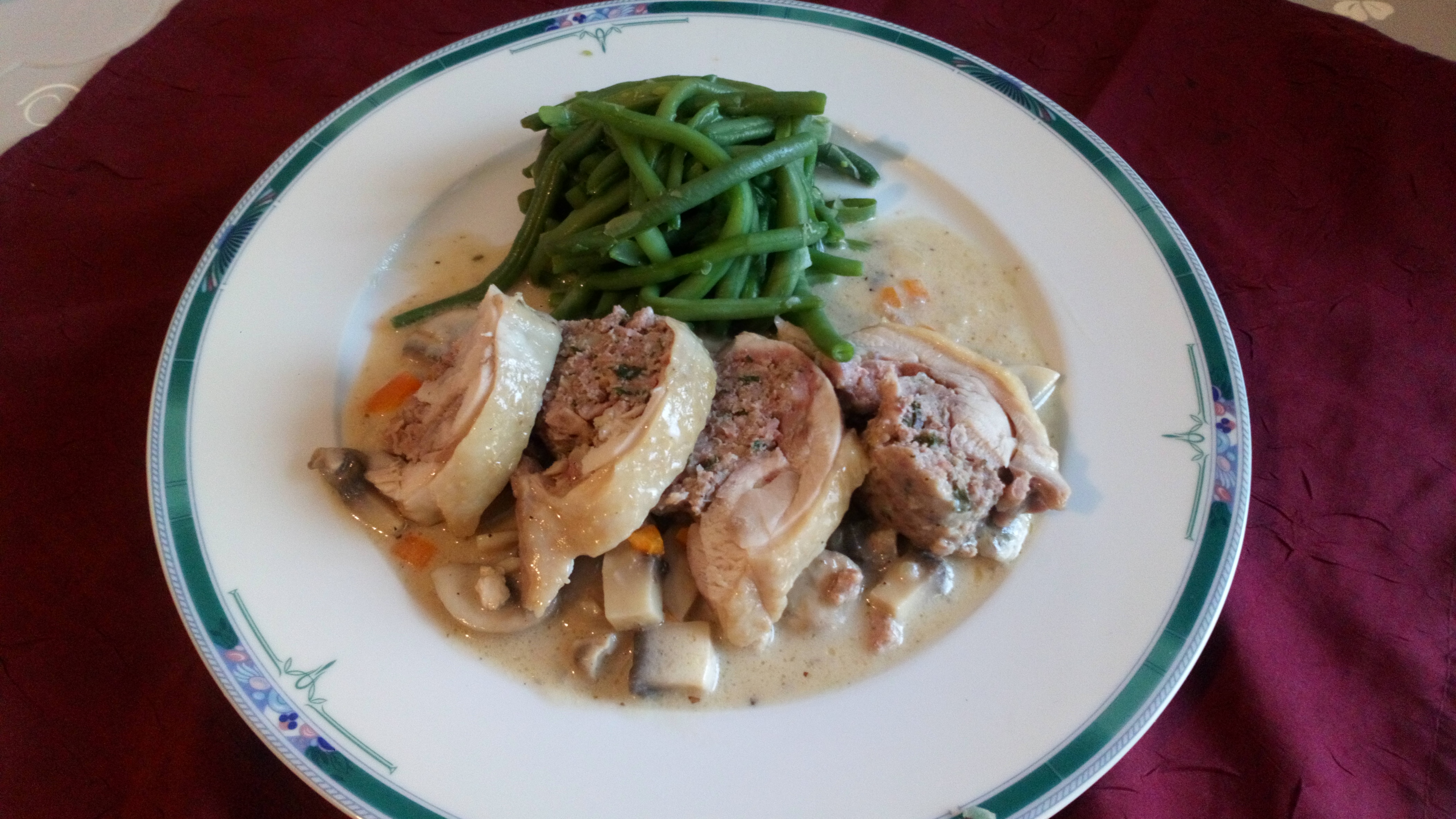 Couper les cuisses farcies en tranches et servir , bonne dégustation. Cut the stuffed legs and serve. enjoy tasting