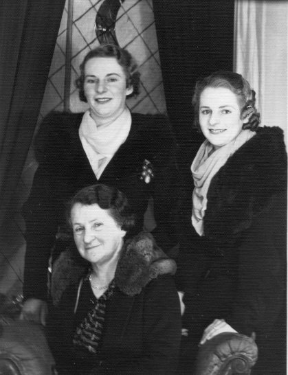 Thelma and Dulcie Parkinson with mother Elizabeth