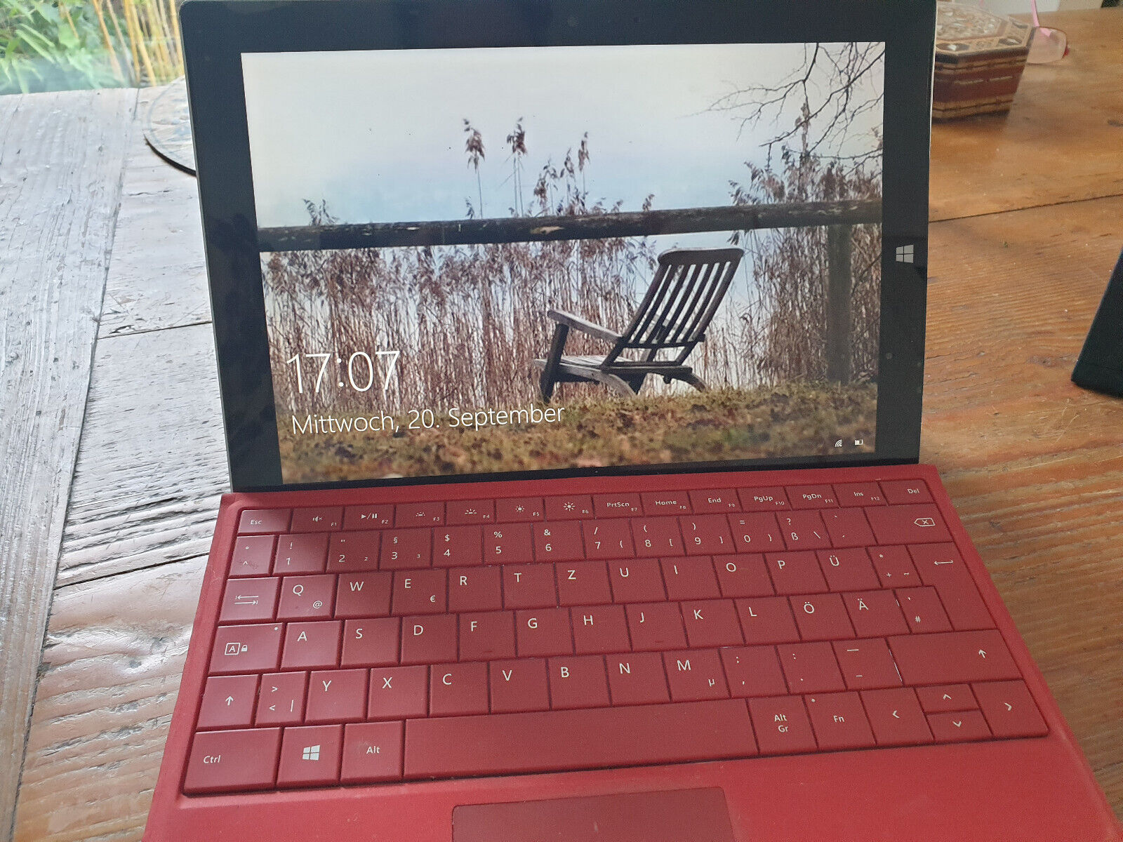 Microsoft Surface 3 64 GB WLAN silber, rote Tastatur - Görsel 1
