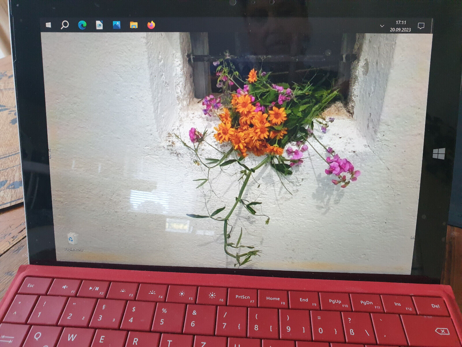 Microsoft Surface 3 64 GB WLAN silber, rote Tastatur - Görsel 5