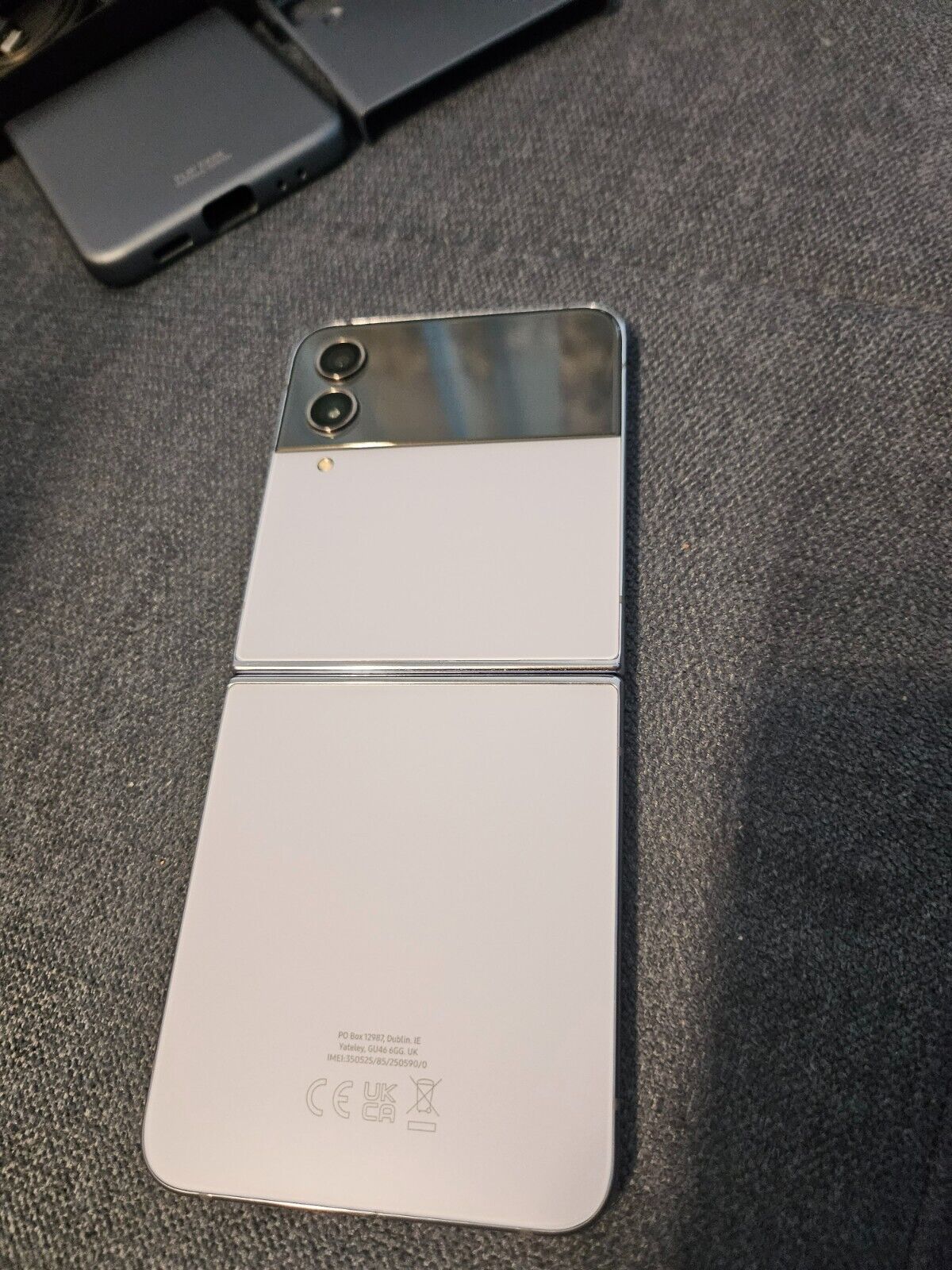 Samsung Galaxy Z flip 4 (SM-F721B), gekauft April 2023, inkl OVP, Cover, Kabel - Görsel 3