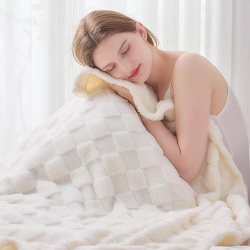 NEWCOSPLAY Super Soft Throw Blanket Ivory Premium Silky Flannel Fleece 3D Checkered Lightweight Bed Blanket All Season Use (Ivory Checkered, Throw(50"x70")) - Görsel 2