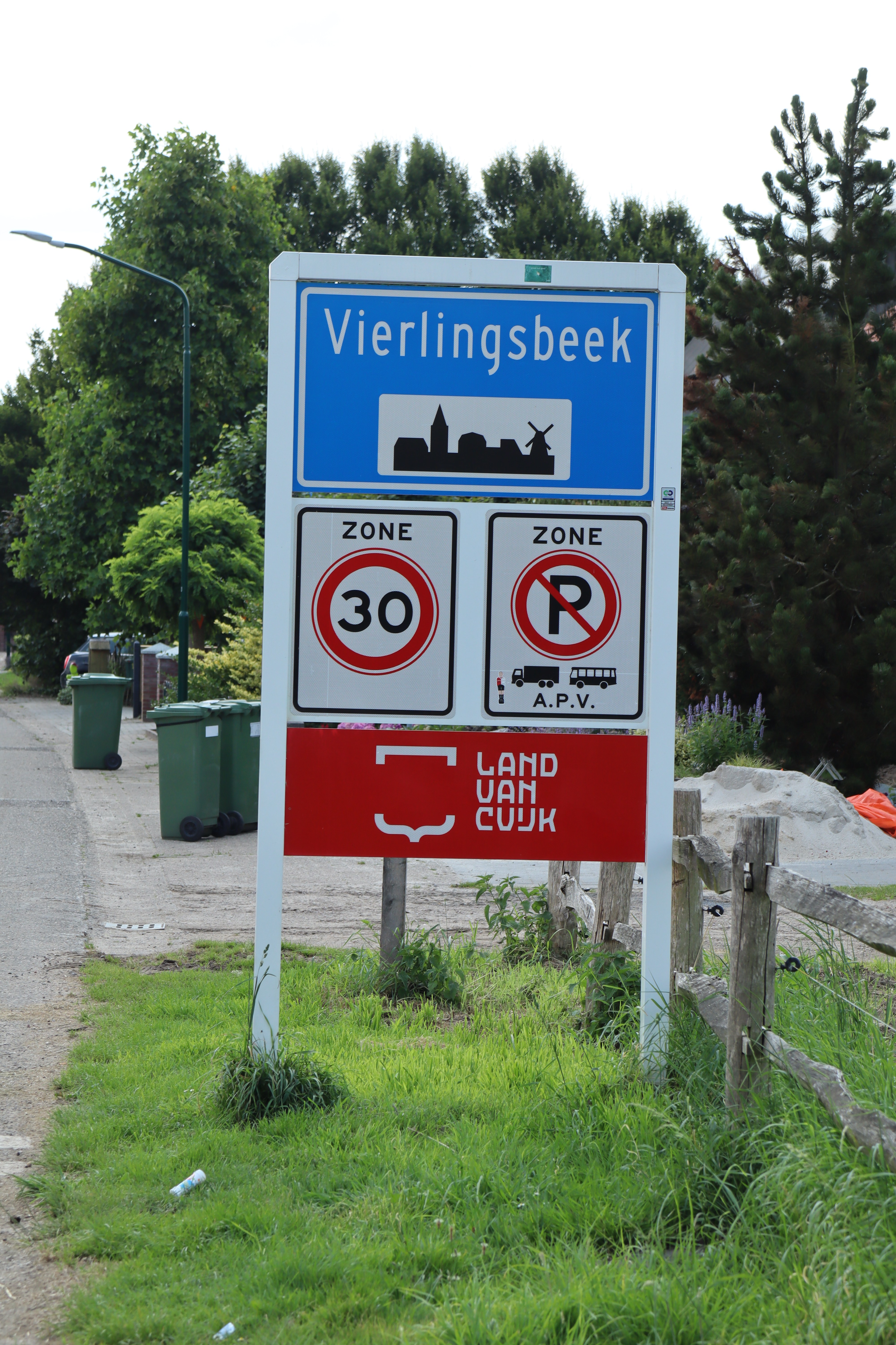 OV-stapper Maasheggen, Het sluizencomplex bij Sambeek, verder onderweg