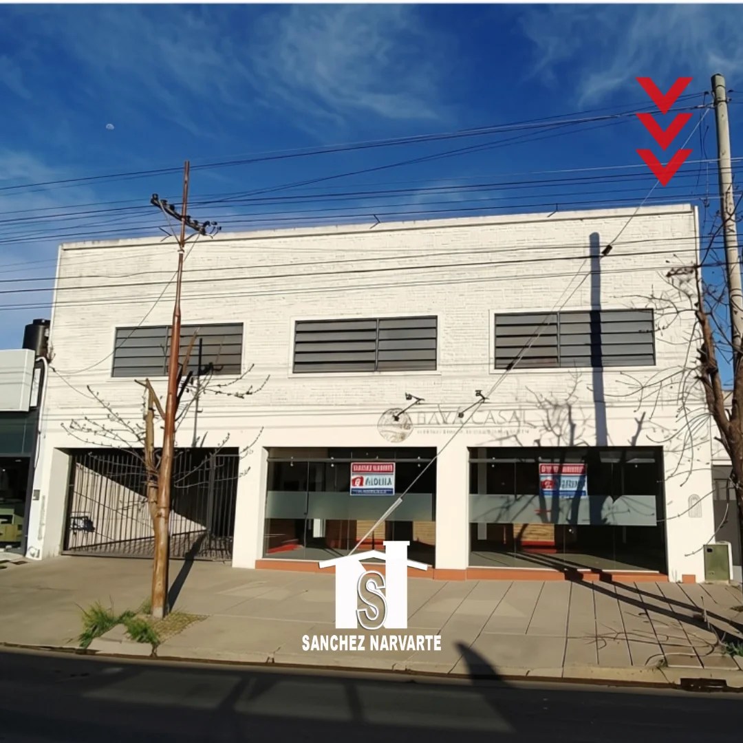 Local comercial con galpón en alquiler en Tres Arroyos - frente vidriado