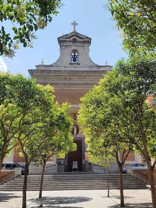 Fachada de la parroquia de San Cristóbal y San Rafael