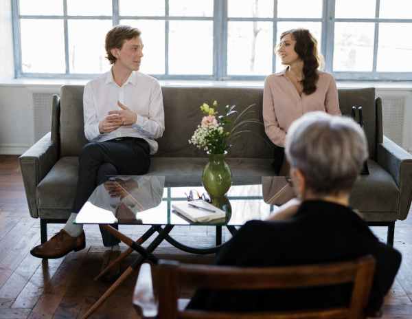 Terapia de Casal Man in White Dress Shirt Sitting on Gray Couch