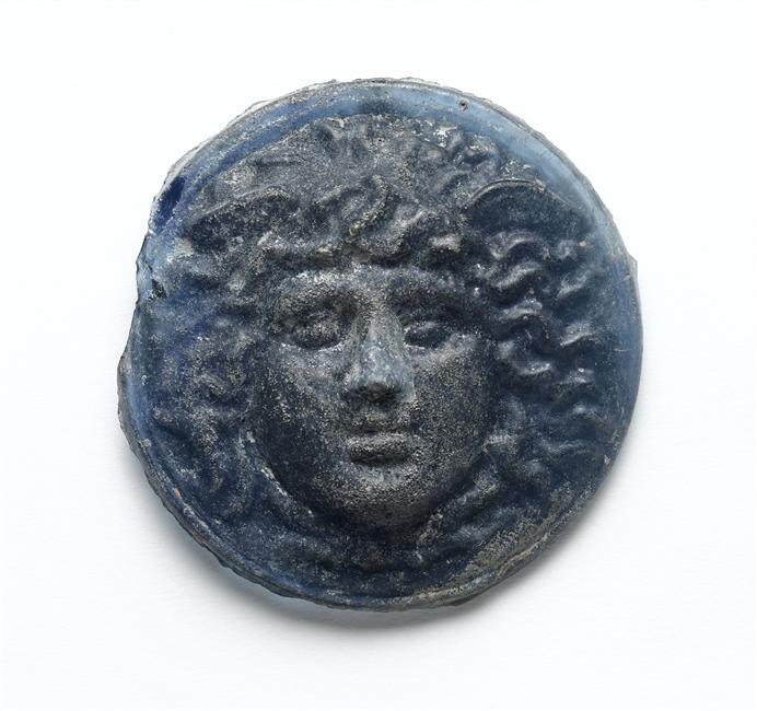 Histoire du verre. Médaillon d'applique avec tête de Méduse en verre bleu