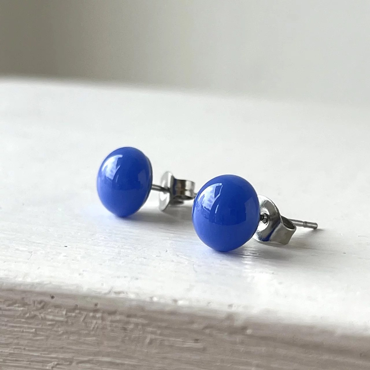 Boucles d'oreilles puces puces bleu cobalt en verre artisanal