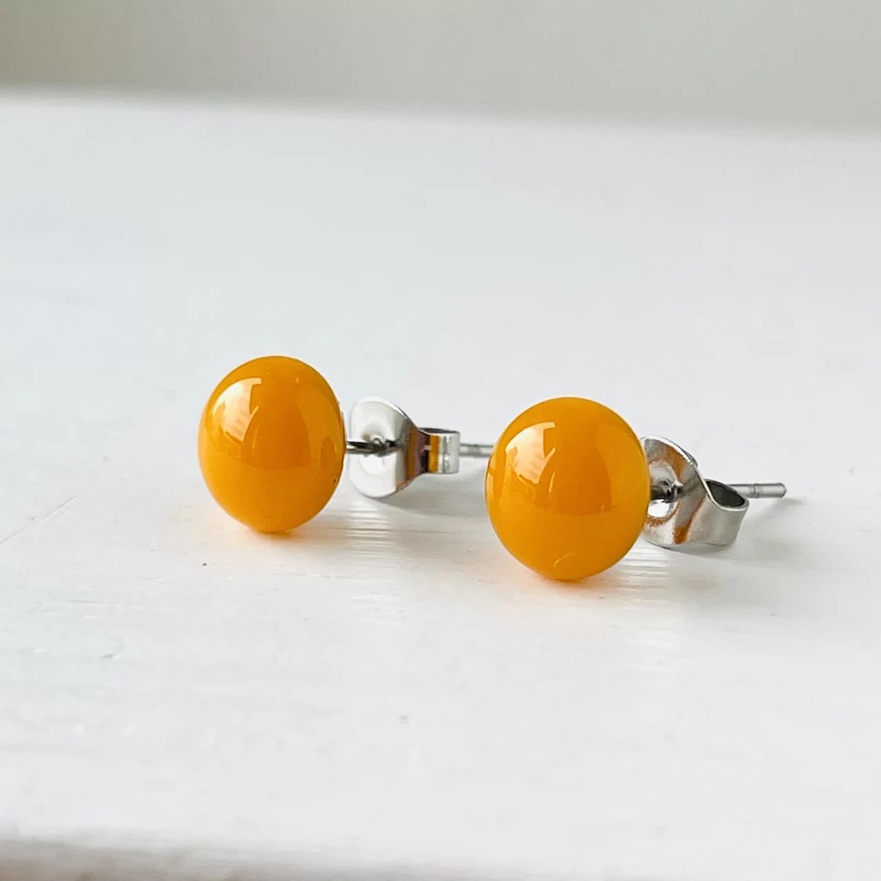 Boucles d'oreilles puces puces orange en verre artisanal