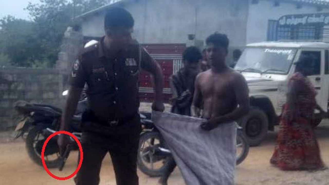 யாழ் பொலிஸாரின் மோசமான செயல் …துப்பாக்கி முனையில் இழுத்து செல்லப்பட்ட இளைஞன்