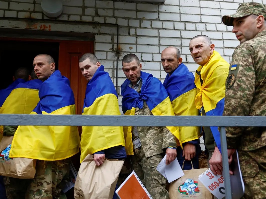 பணயக் கைதிகளை பரிமாறிய ரஷ்யா மற்றும் உக்ரைன்….!