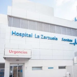 Acceso principal del Hospital Universitario La Moraleja, clínica concertada de la red de seguro médico privado