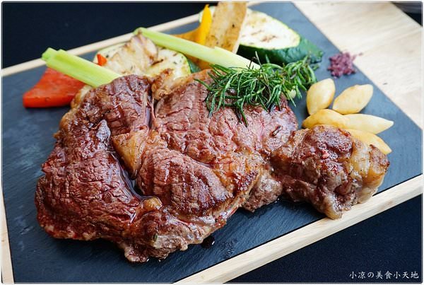 『台中。西屯區』福華飯店H Bar 豪吧║老饕最愛美國24盎司厚切肋眼牛排，柔嫩肉質一吃上癮，奢華美味衝擊你的味覺！（點雙人肋眼套餐＋送台階紅酒一瓶）