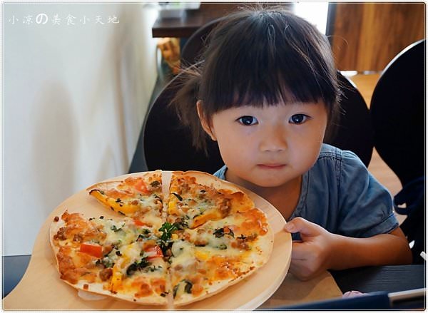 『台中。大里』藍塩Blue Salt║平價創意義大利麵。泰式打拋豬融入薄脆的披薩。微醺汽泡調酒增添浪漫氛圍